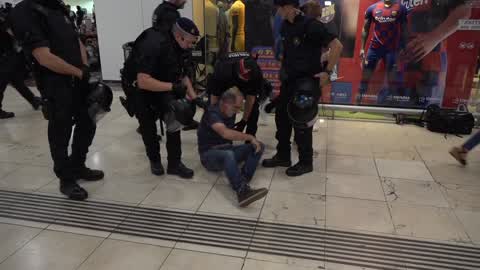 Barcelona: protesters occupy the hall of one of the main train stations