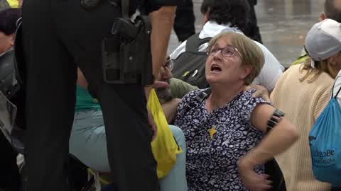 Barcelona: protesters occupy the hall of one of the main train stations