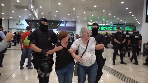 Barcelona: protesters occupy the hall of one of the main train stations