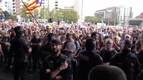 Barcelona: protesters occupy the hall of one of the main train stations