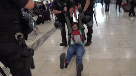 Barcelona: protesters occupy the hall of one of the main train stations