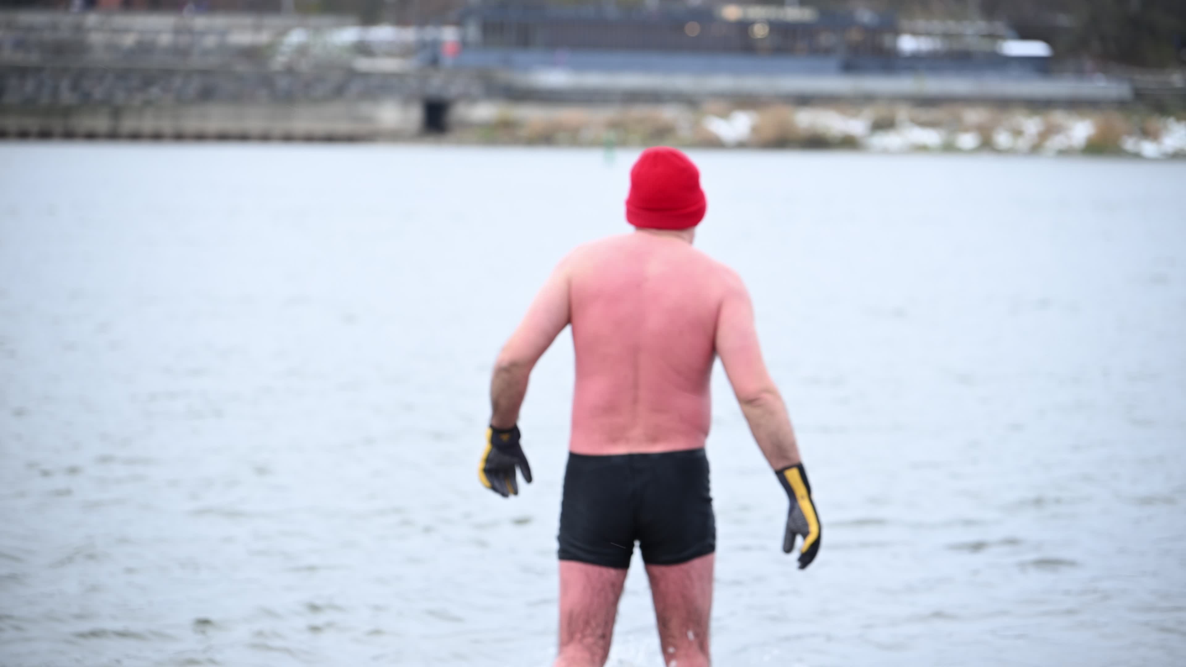 "Walruses" brave cold waters in Warsaw