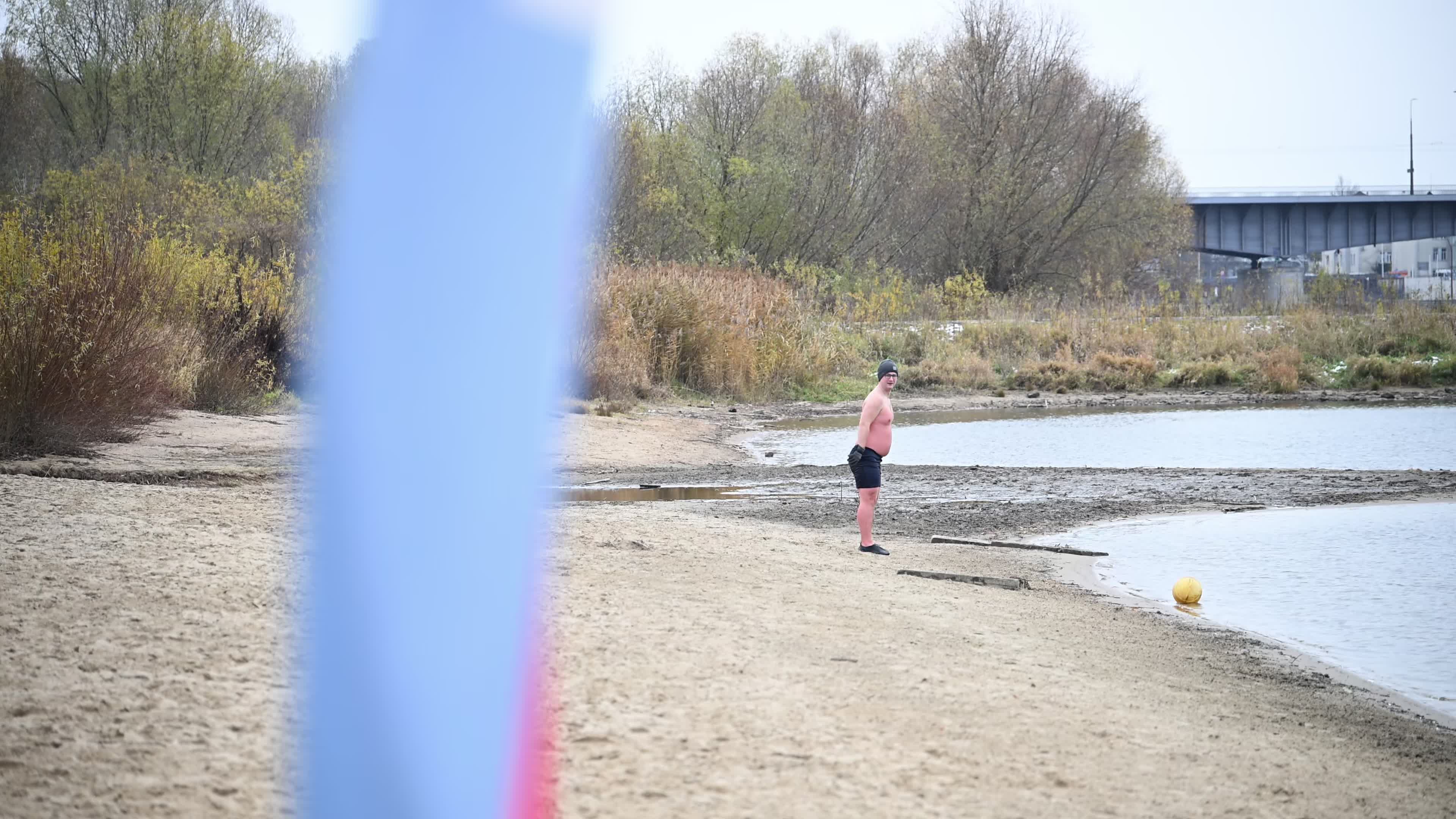 "Walruses" brave cold waters in Warsaw