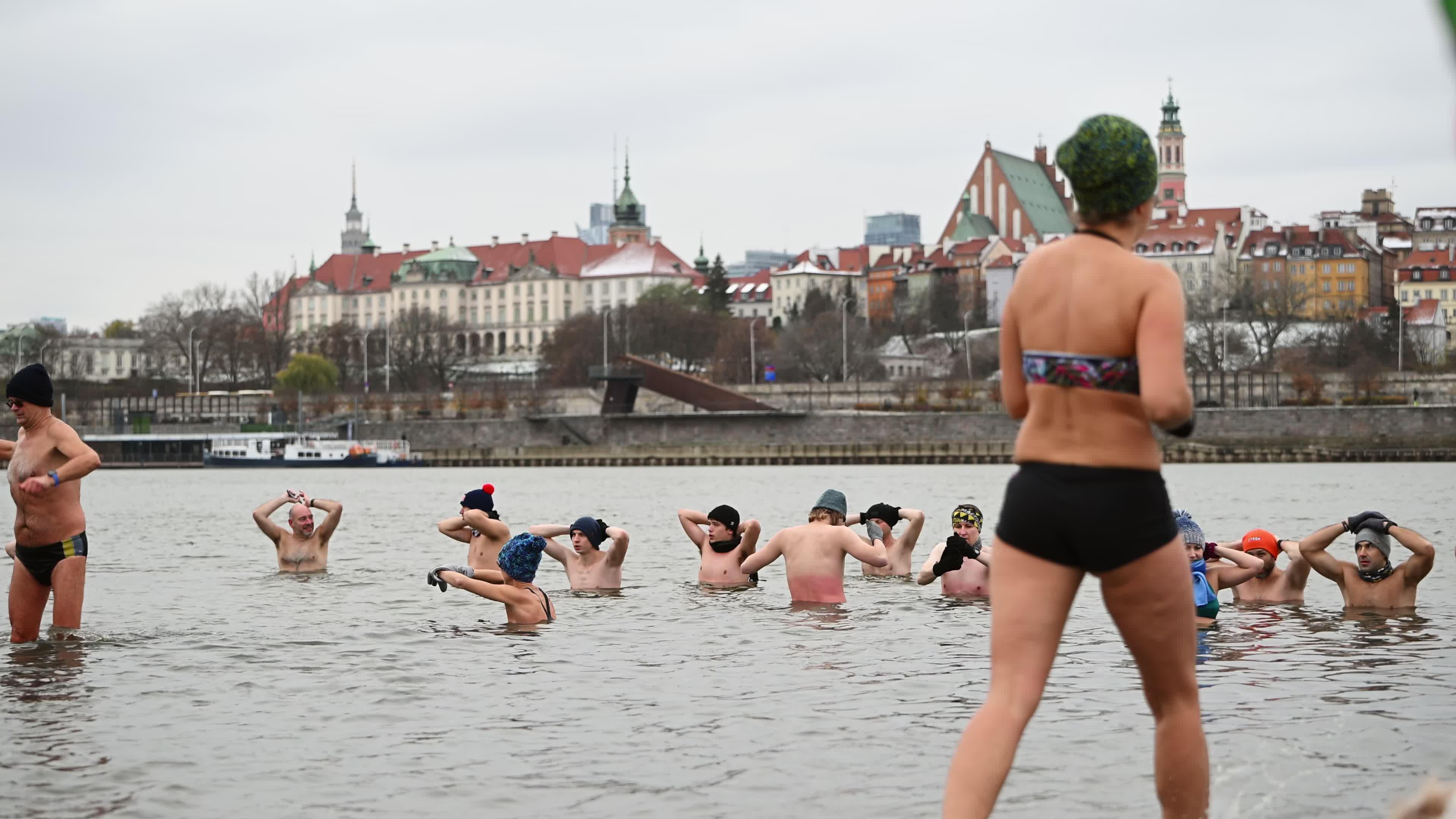 "Walruses" brave cold waters in Warsaw