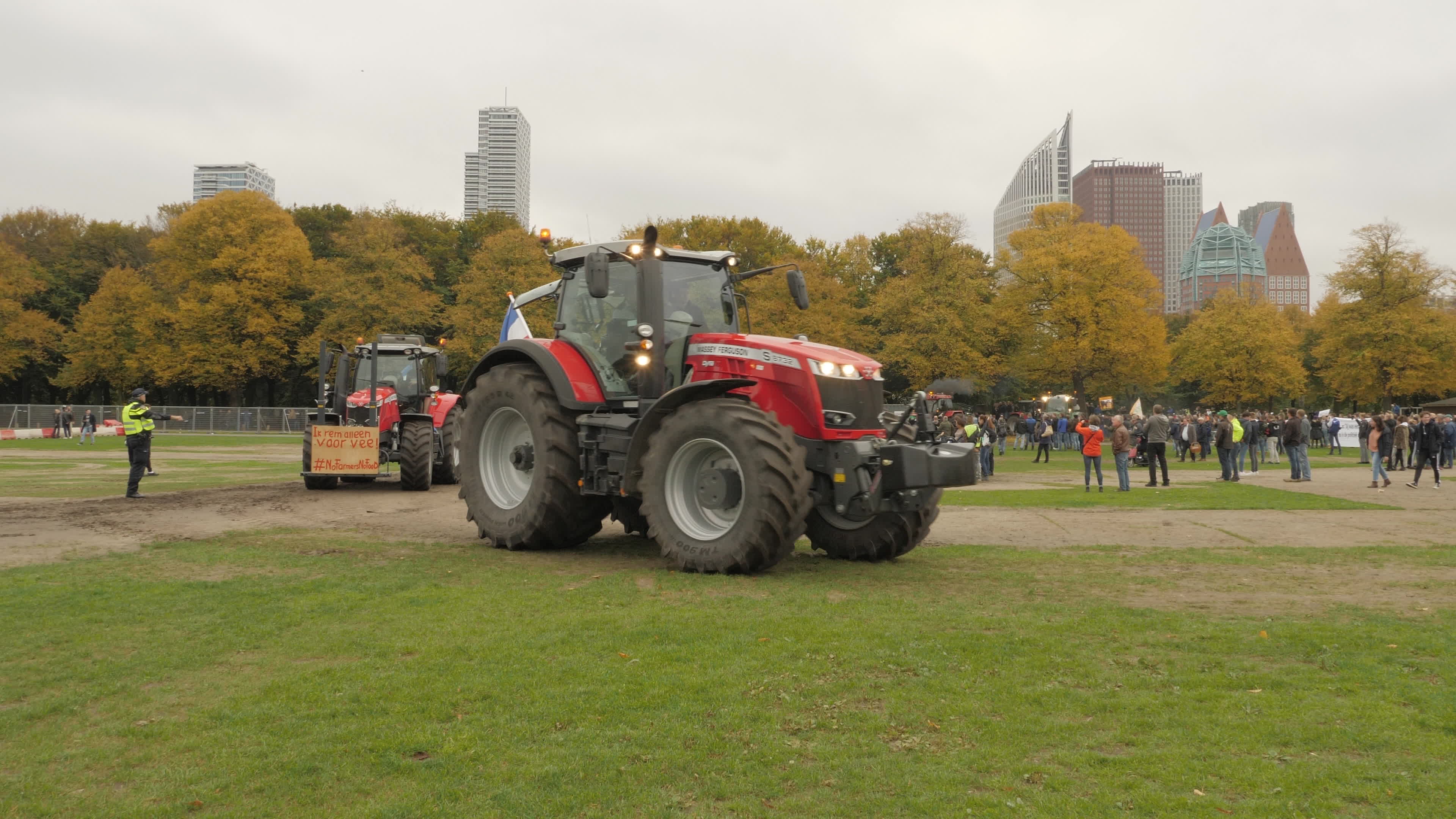 Dutch army supporting The Hague during farmer protest