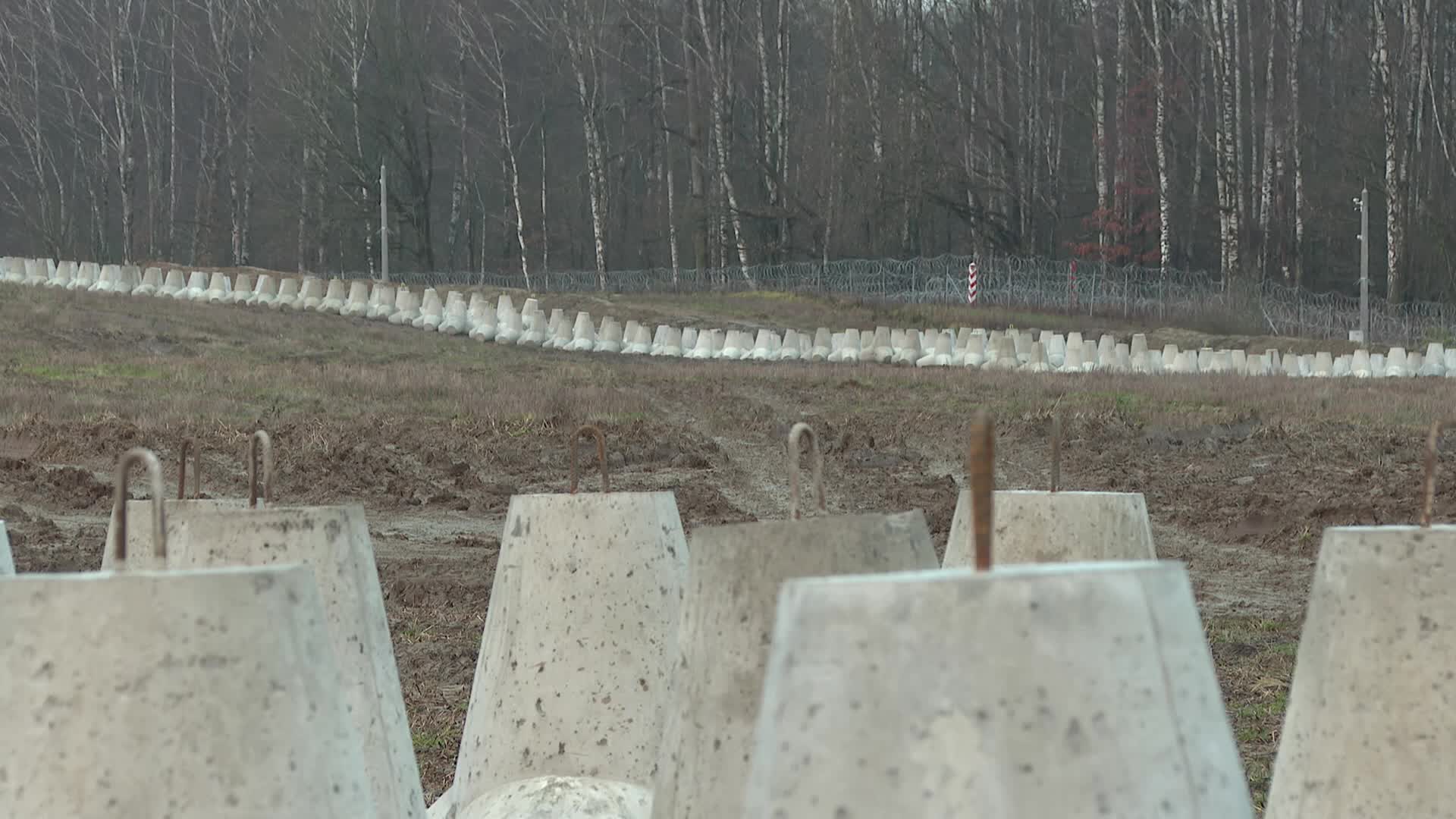 Poland presents first section of military fortifications on border with Russia