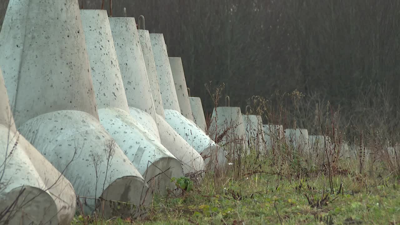 Poland presents first section of military fortifications on border with Russia