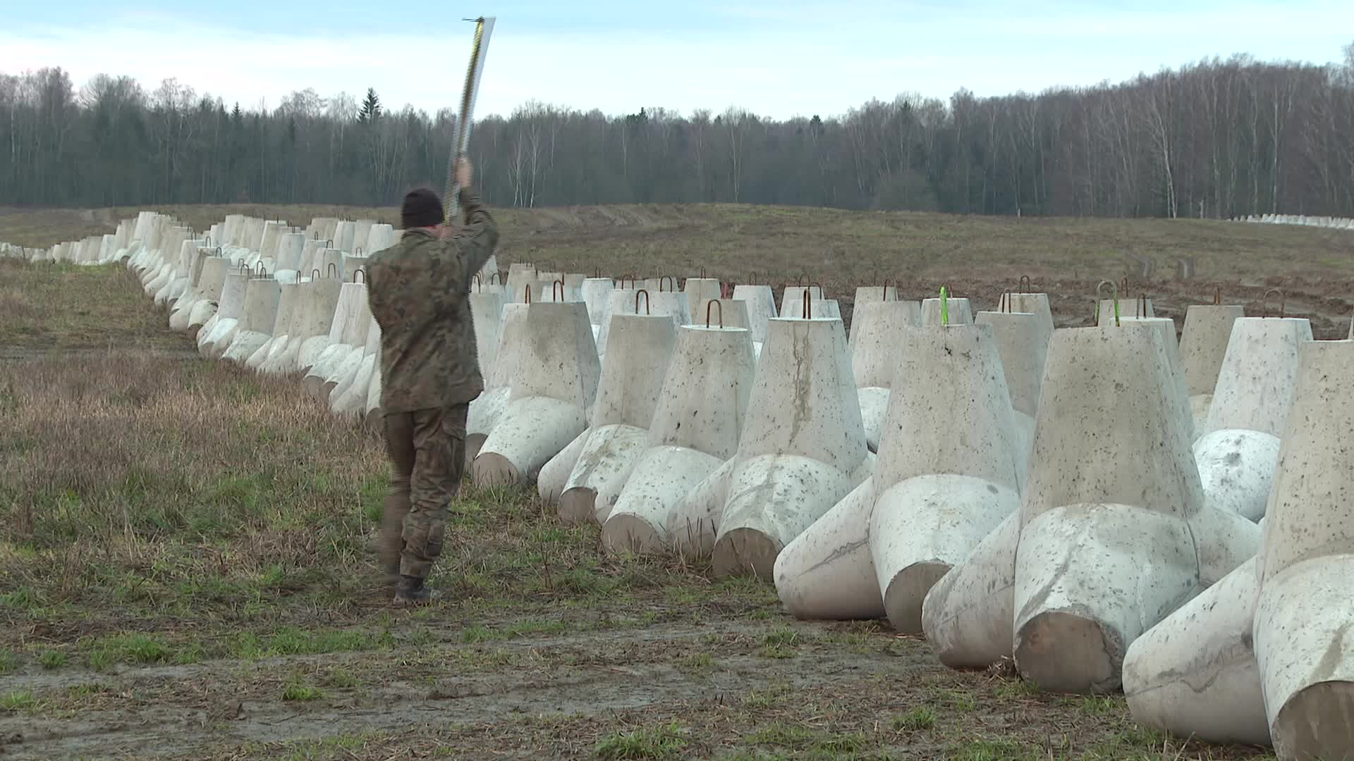 Poland presents first section of military fortifications on border with Russia
