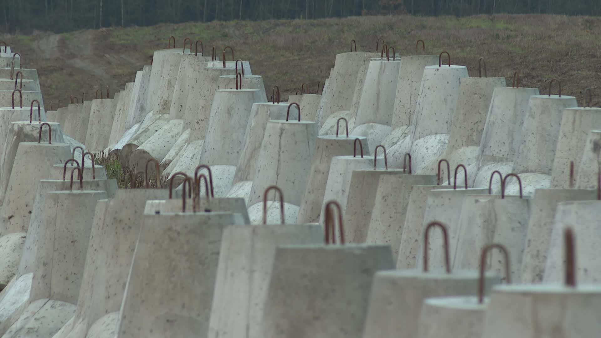 Poland presents first section of military fortifications on border with Russia