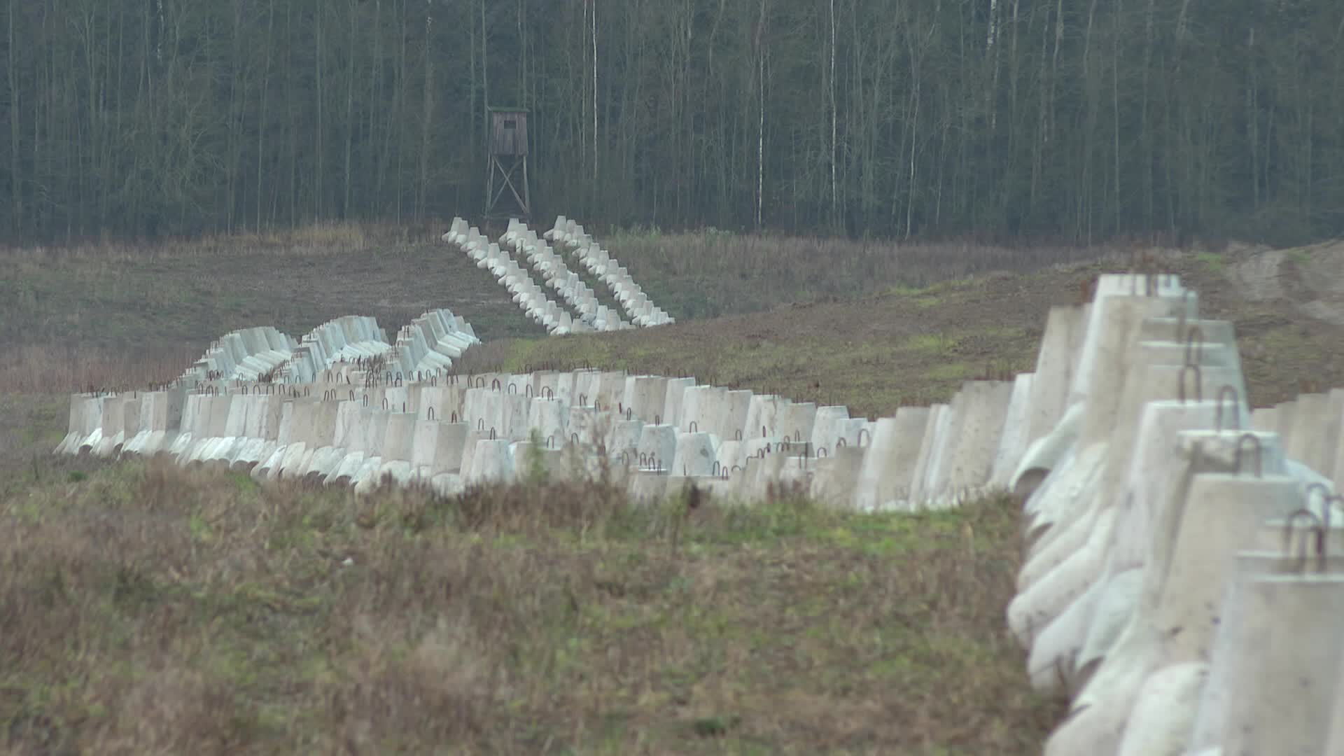 Poland presents first section of military fortifications on border with Russia