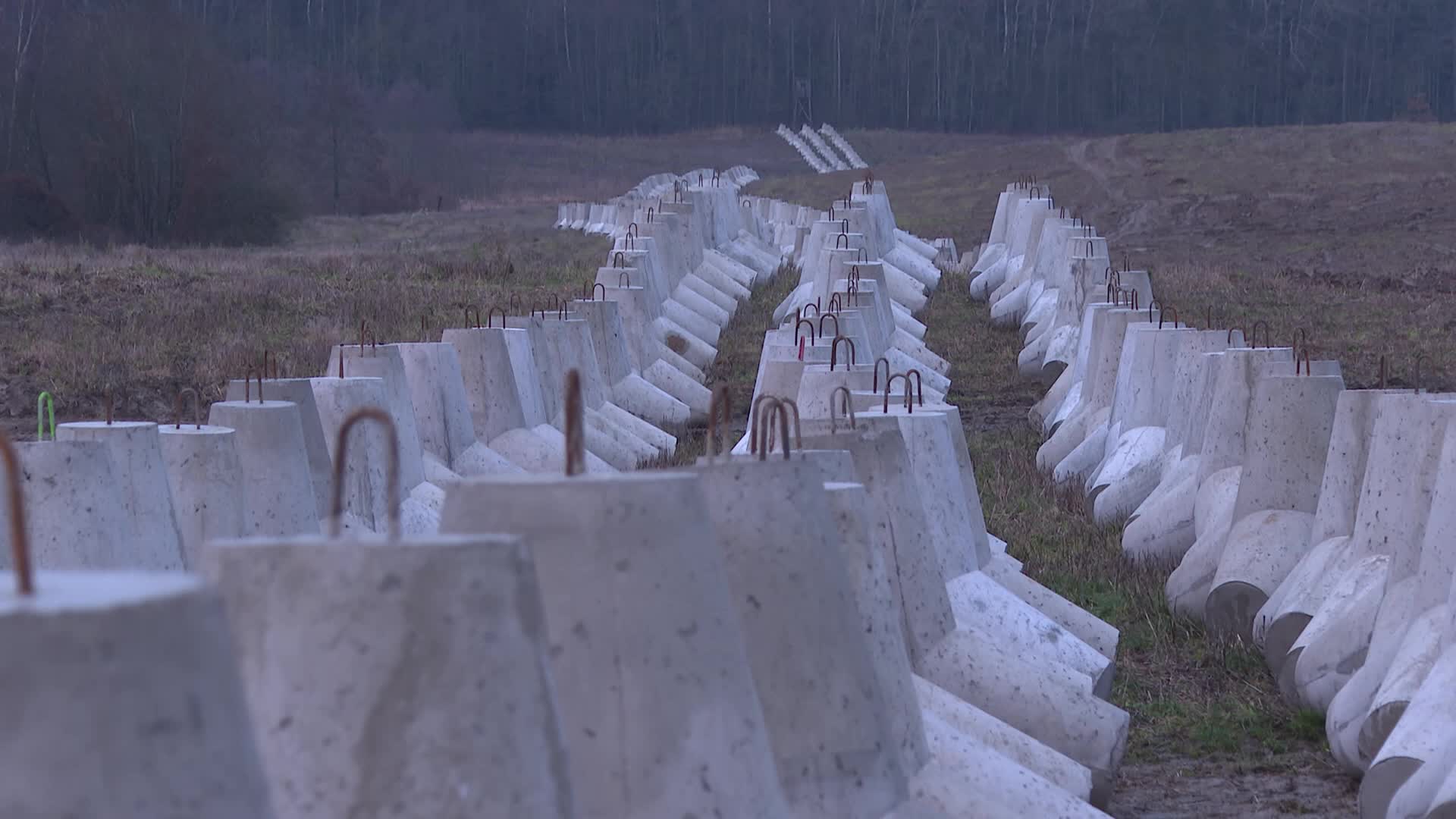 Poland presents first section of military fortifications on border with Russia