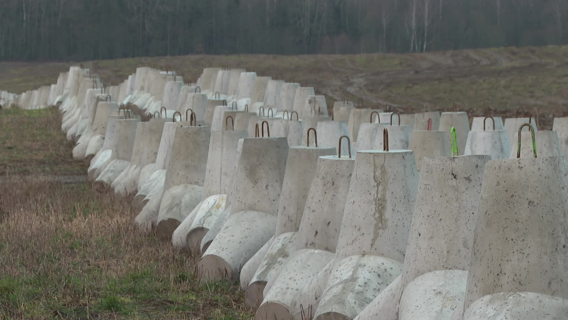 Poland presents first section of military fortifications on border with Russia