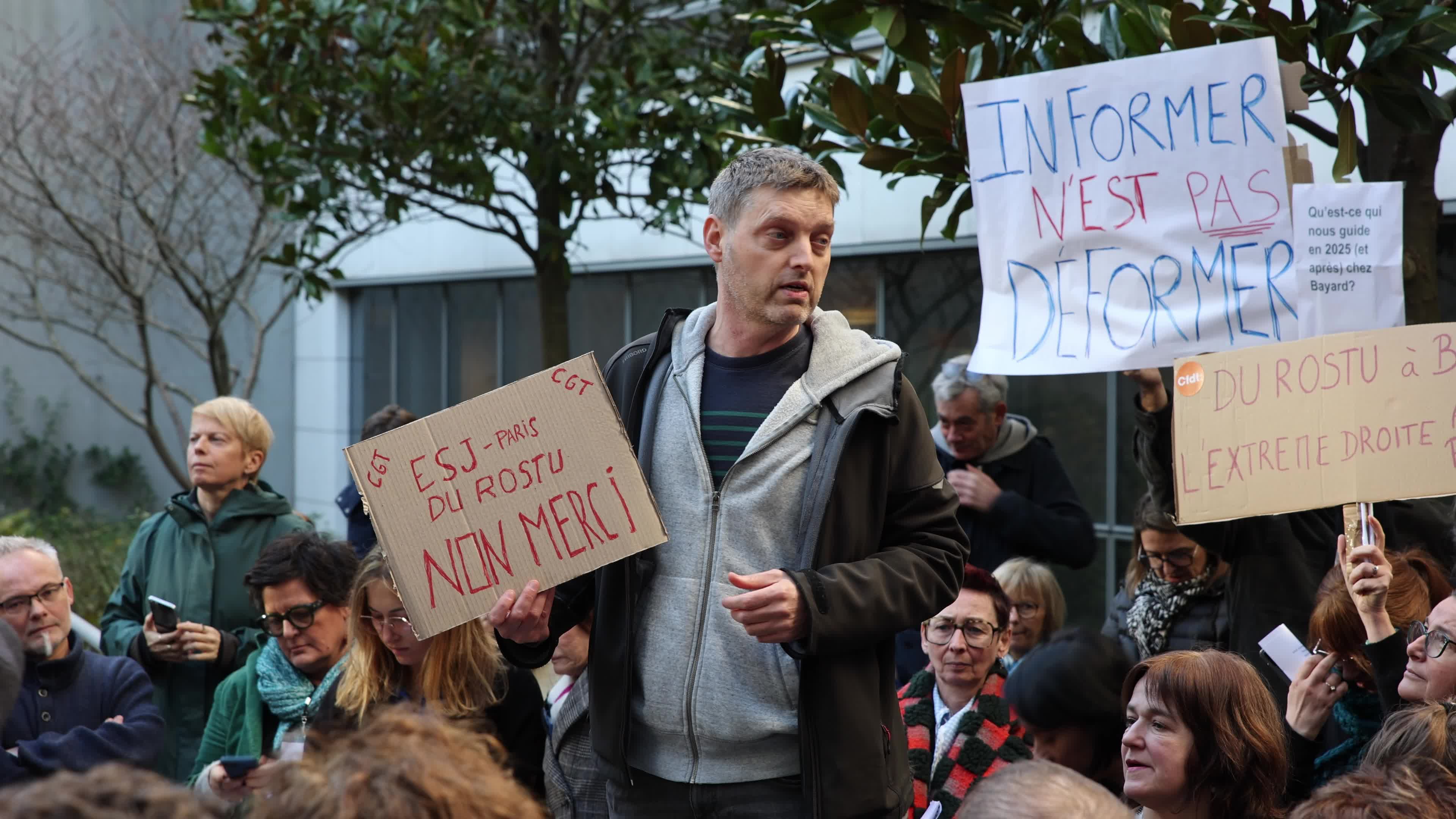 Employees of the Bayard press and publishing group on strike in Paris