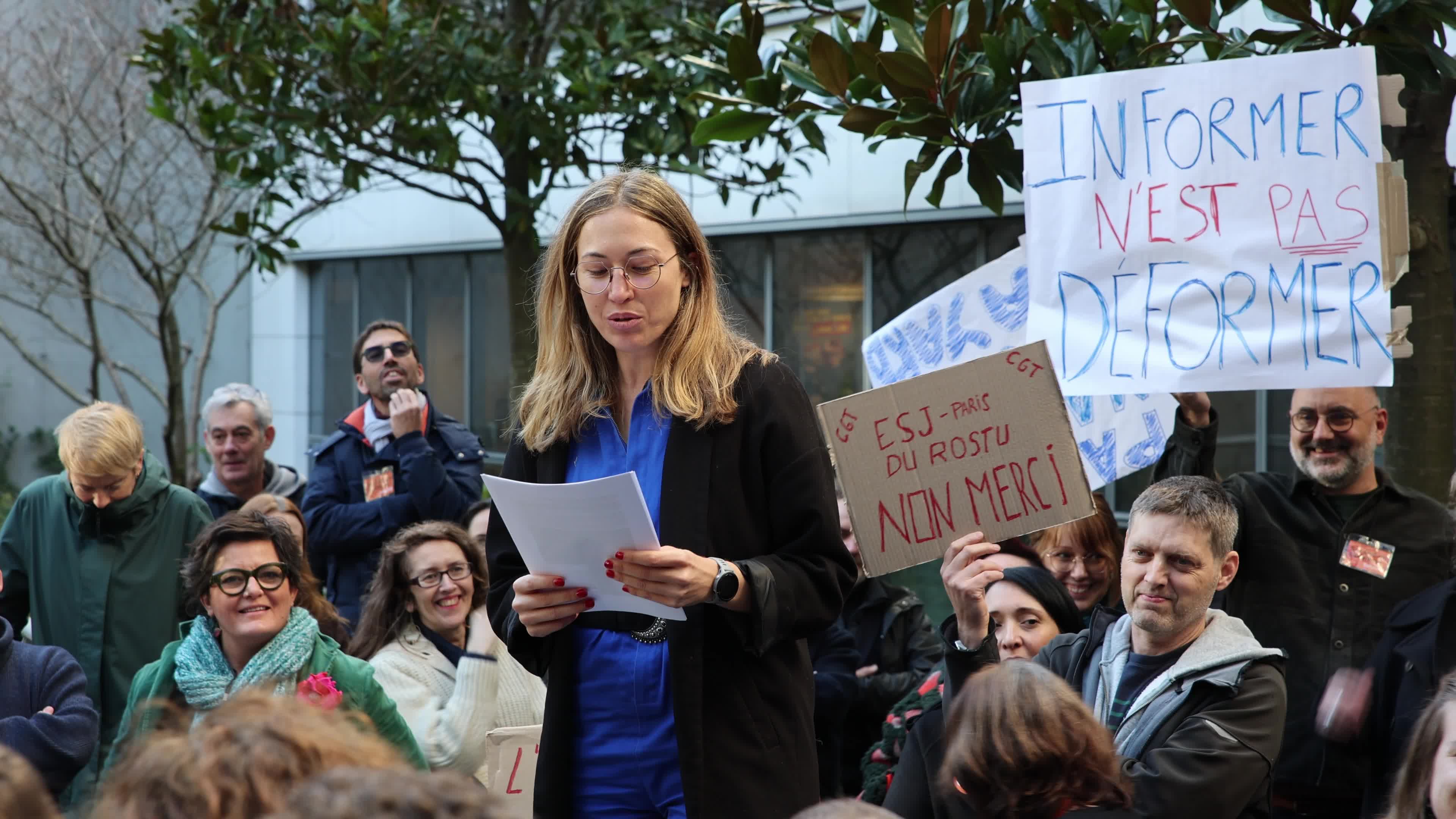 Employees of the Bayard press and publishing group on strike in Paris