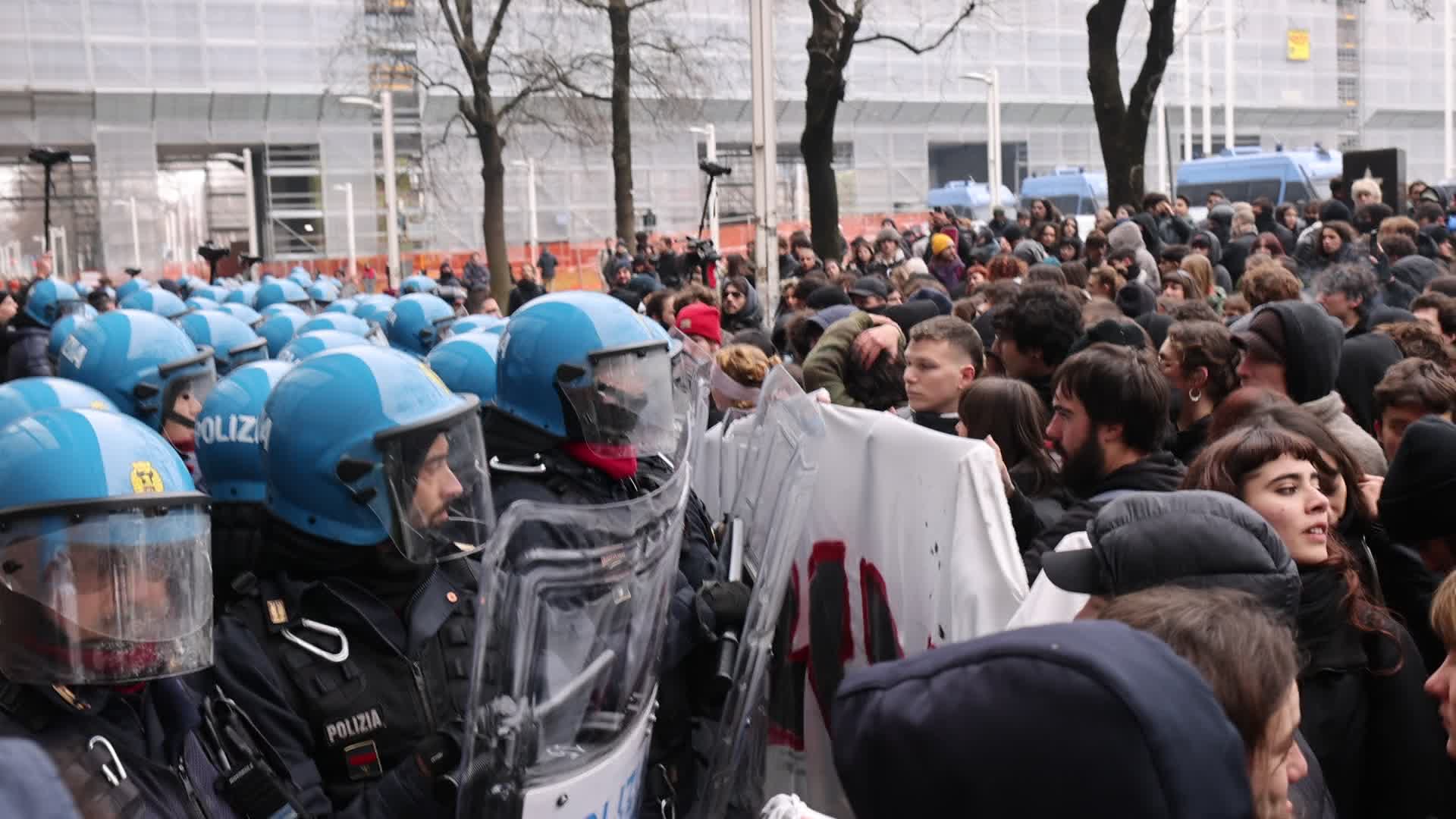 General strike in Turin: clashes at student march.