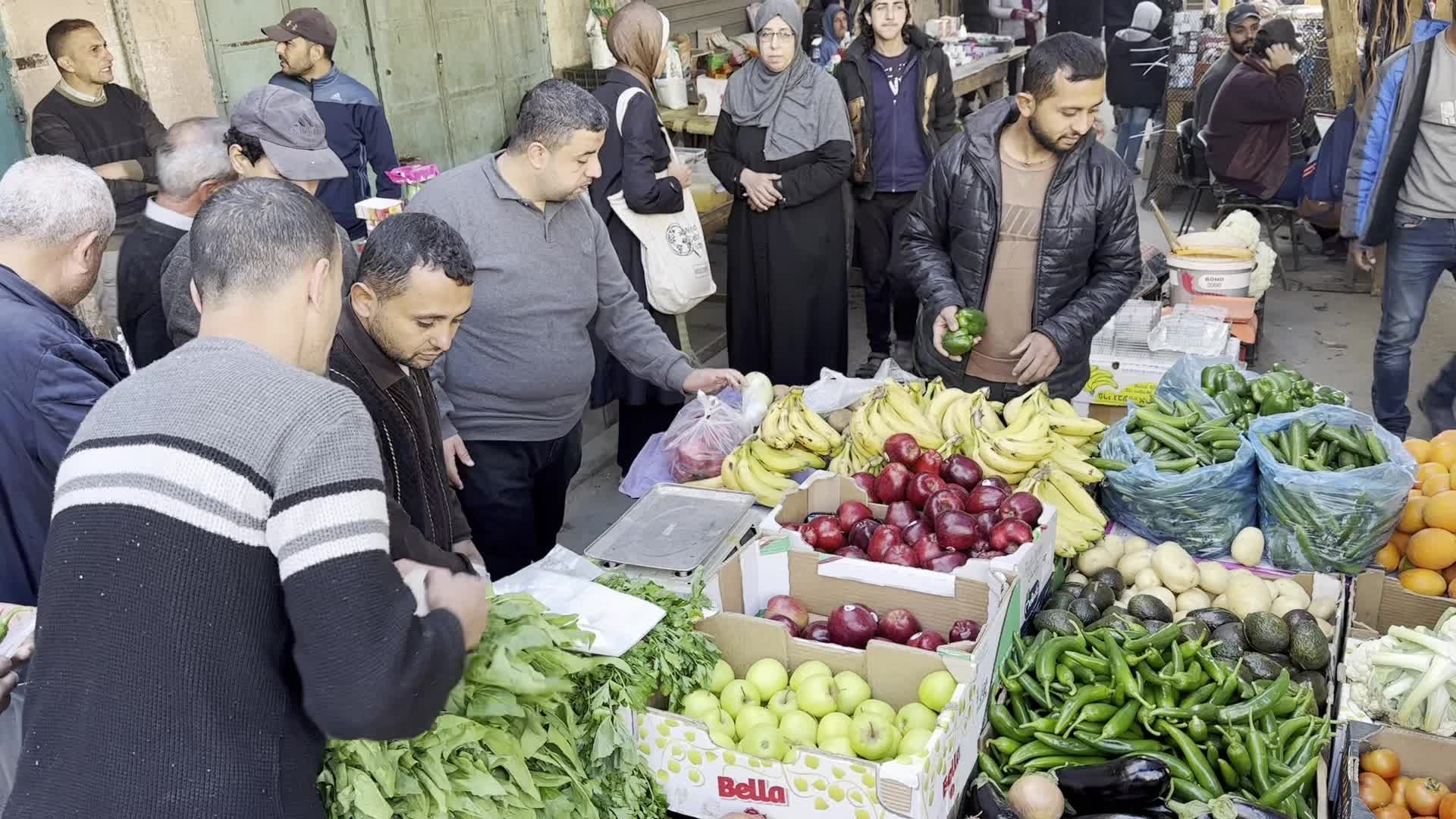Residents Shop for Vegetables in Deir al-Balah Amid Ongoing Gaza Conflict