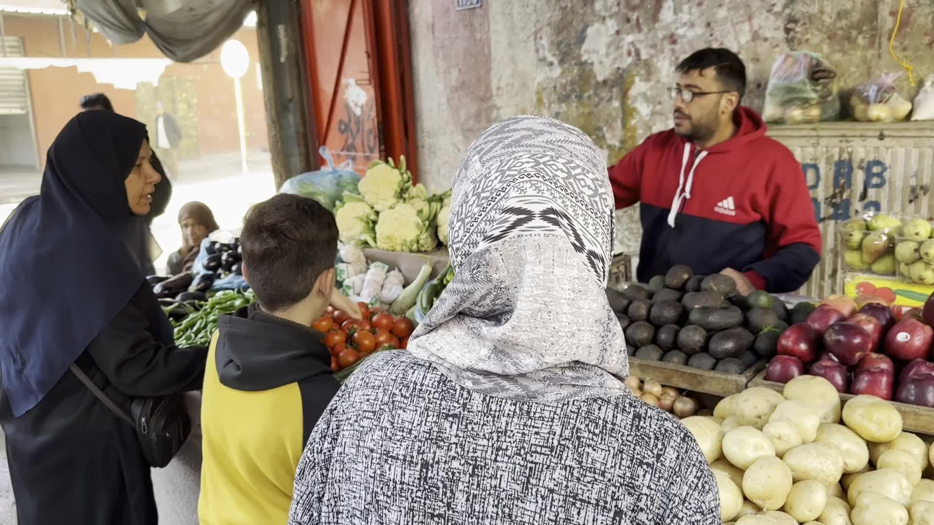 Residents Shop for Vegetables in Deir al-Balah Amid Ongoing Gaza Conflict