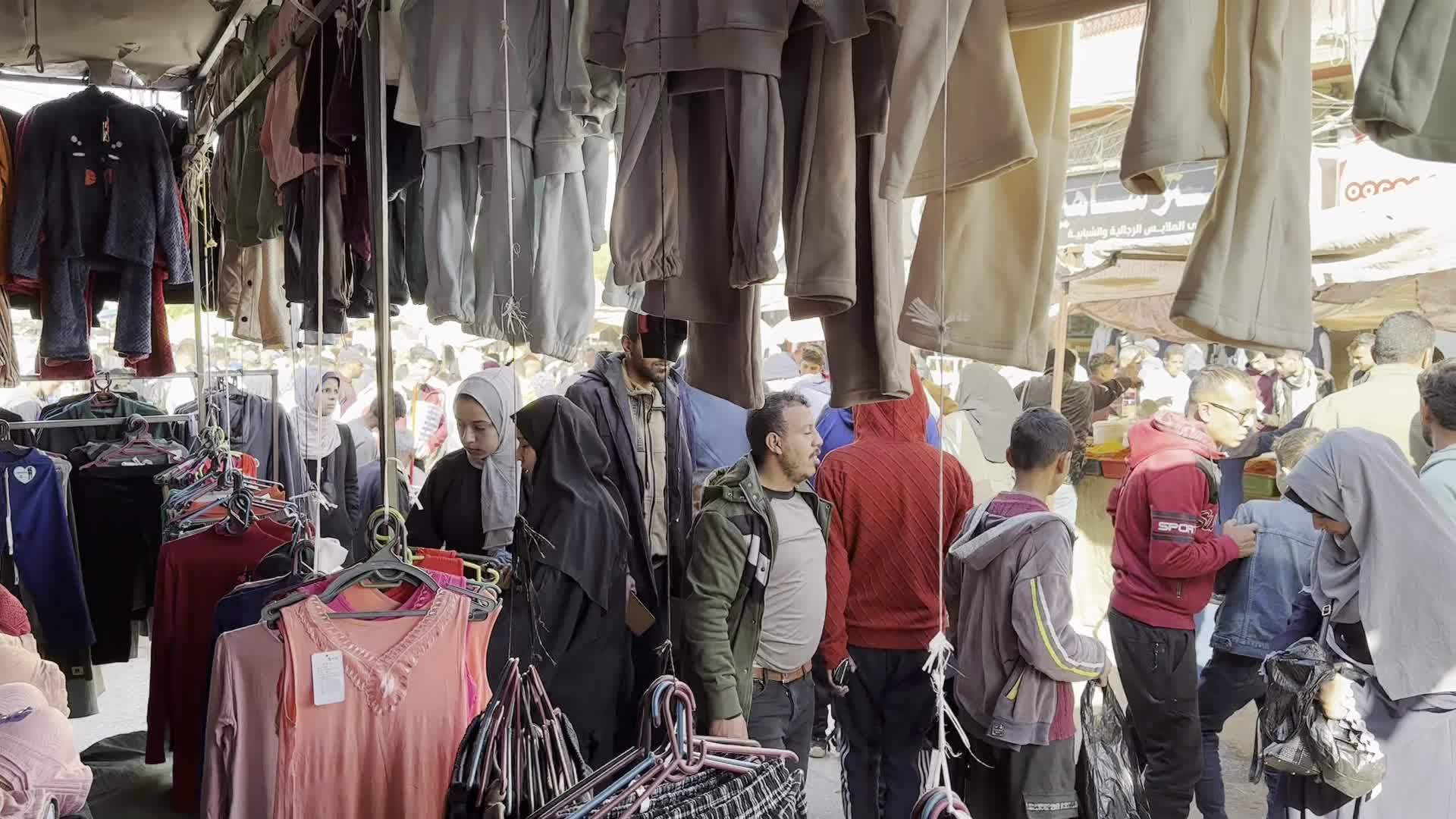 Residents Shop for Vegetables in Deir al-Balah Amid Ongoing Gaza Conflict