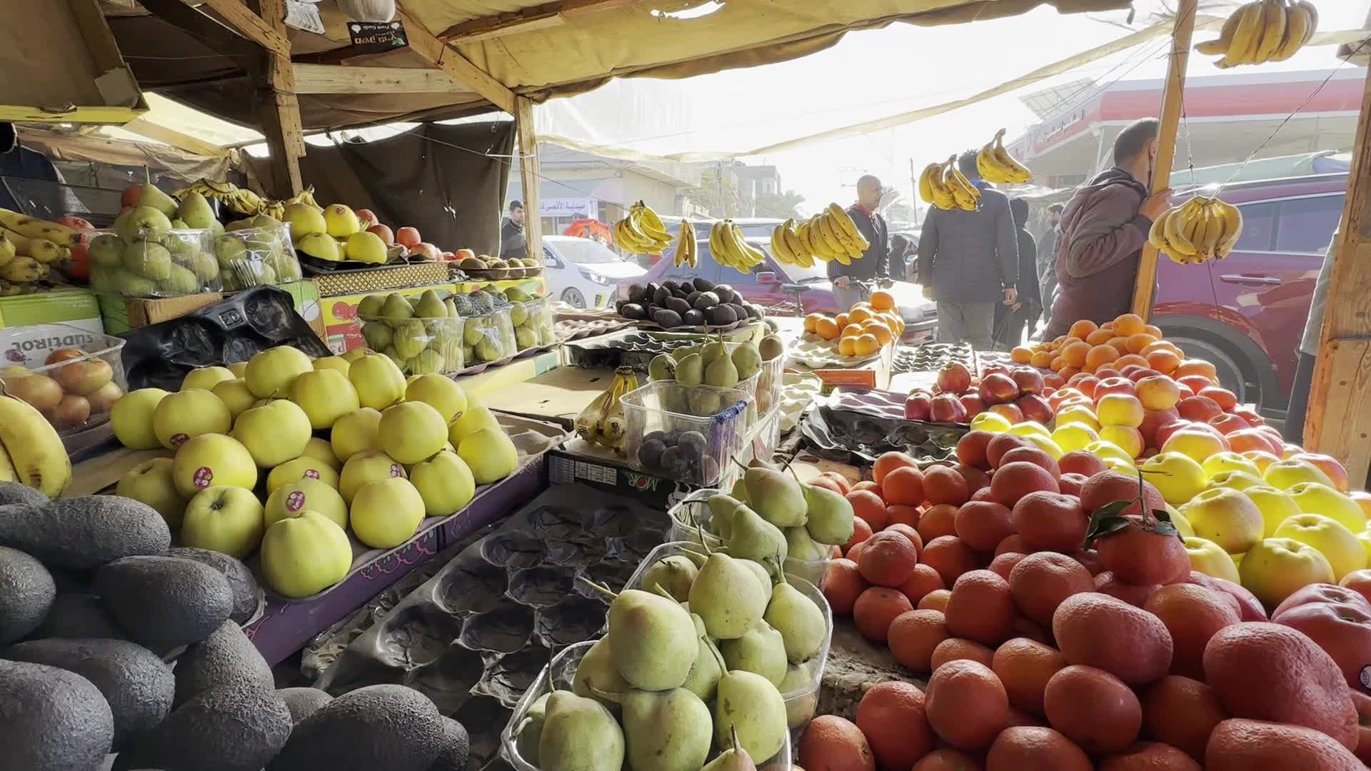 Residents Shop for Vegetables in Deir al-Balah Amid Ongoing Gaza Conflict