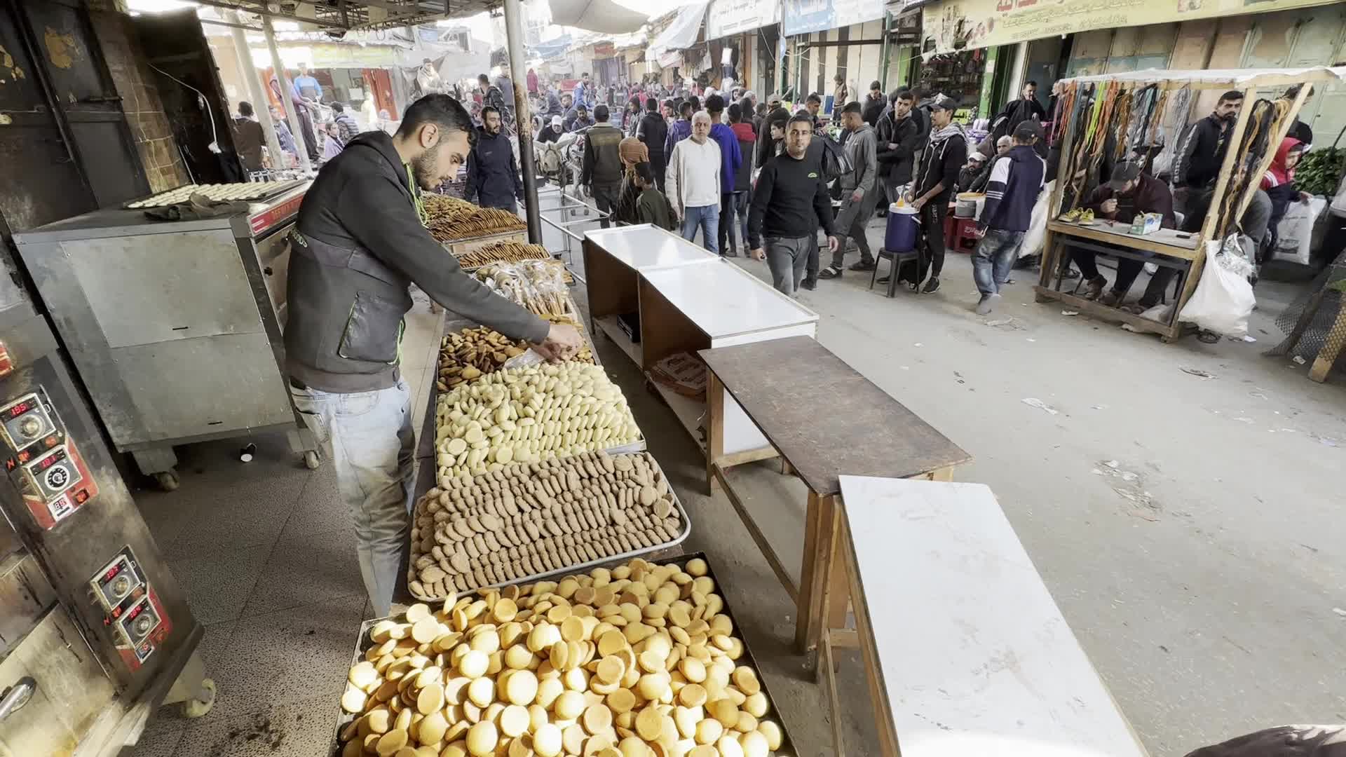 Residents Shop for Vegetables in Deir al-Balah Amid Ongoing Gaza Conflict