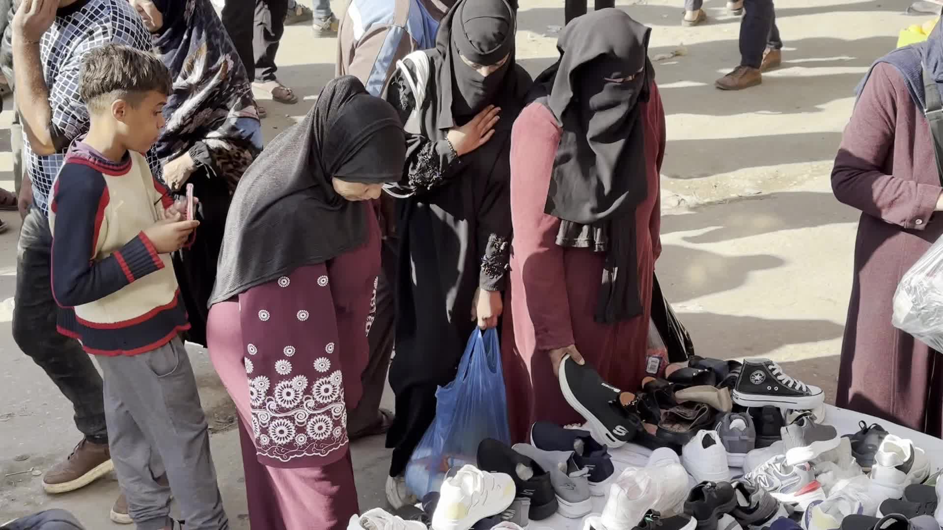Residents Shop for Vegetables in Deir al-Balah Amid Ongoing Gaza Conflict
