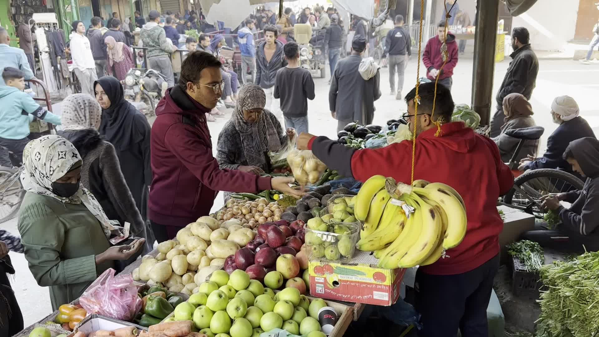 Residents Shop for Vegetables in Deir al-Balah Amid Ongoing Gaza Conflict
