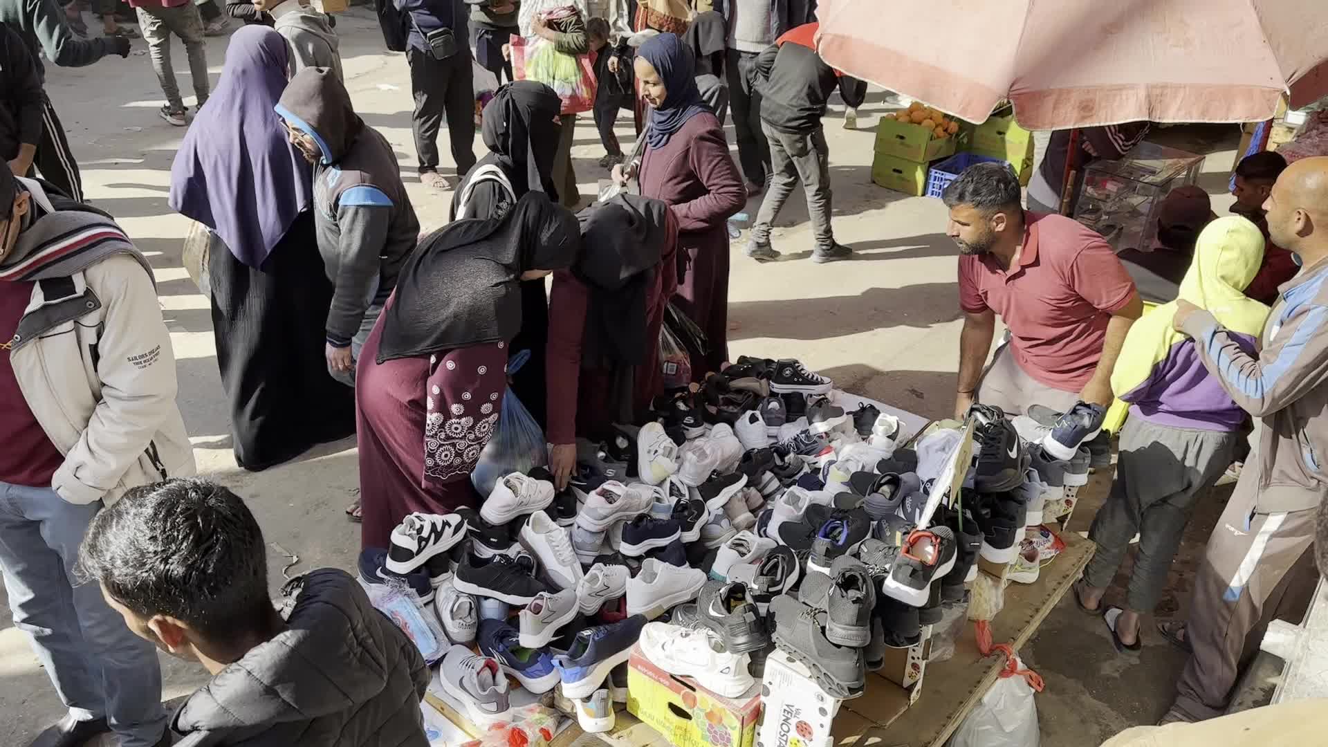 Residents Shop for Vegetables in Deir al-Balah Amid Ongoing Gaza Conflict