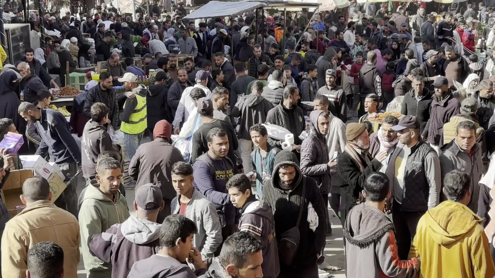 Residents Shop for Vegetables in Deir al-Balah Amid Ongoing Gaza Conflict