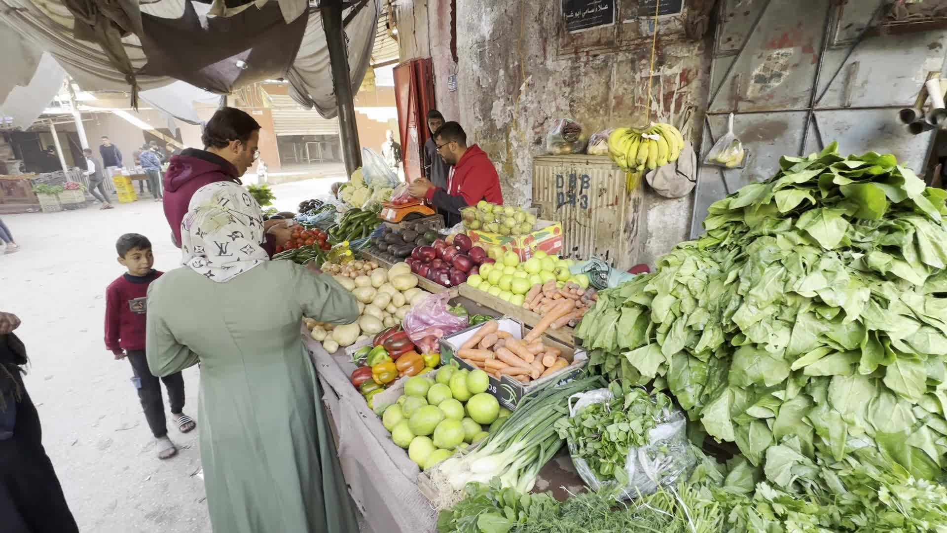 Residents Shop for Vegetables in Deir al-Balah Amid Ongoing Gaza Conflict