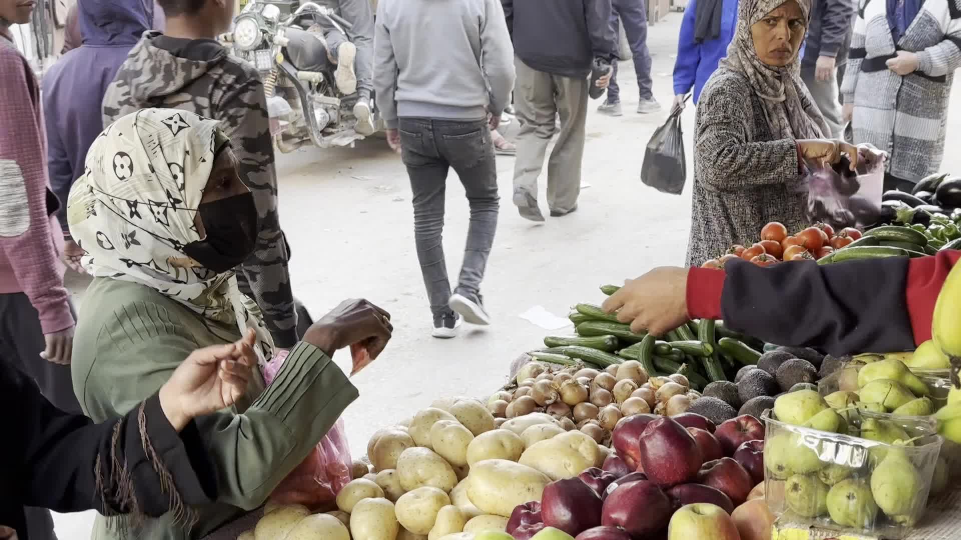 Residents Shop for Vegetables in Deir al-Balah Amid Ongoing Gaza Conflict