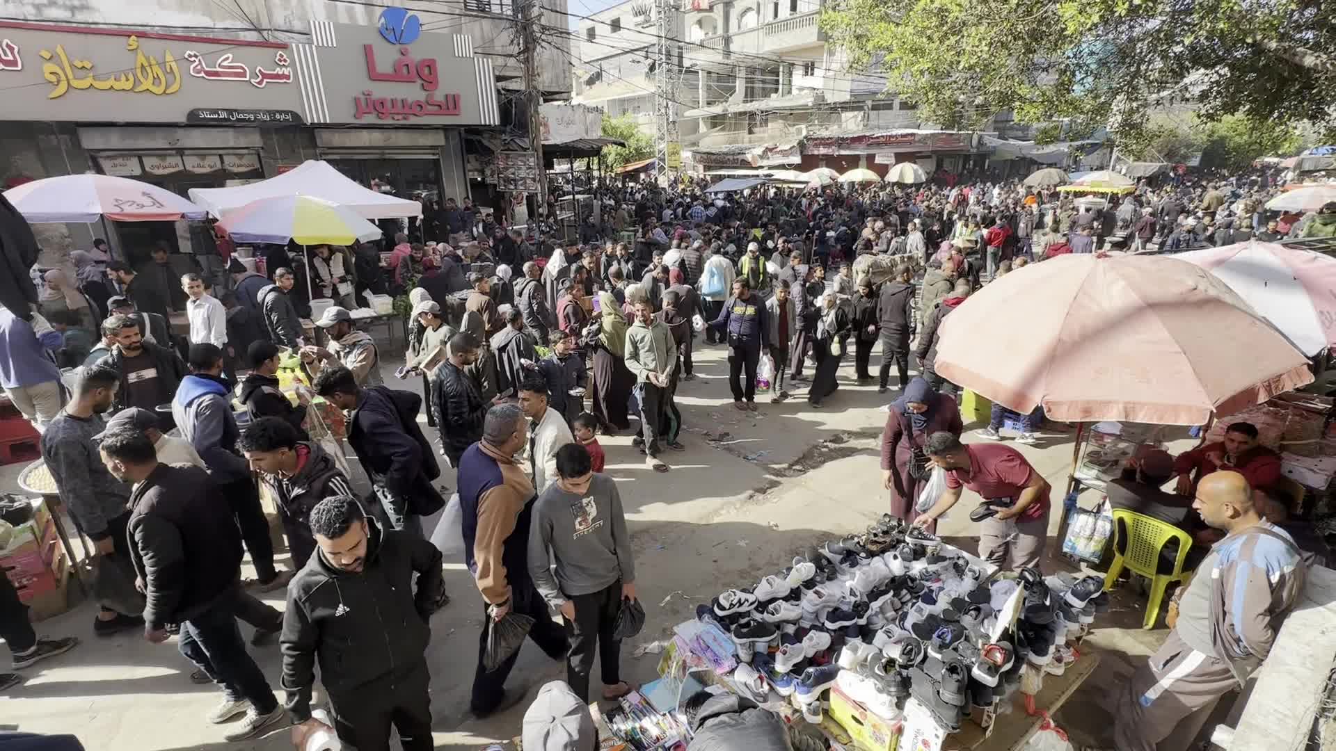 Residents Shop for Vegetables in Deir al-Balah Amid Ongoing Gaza Conflict