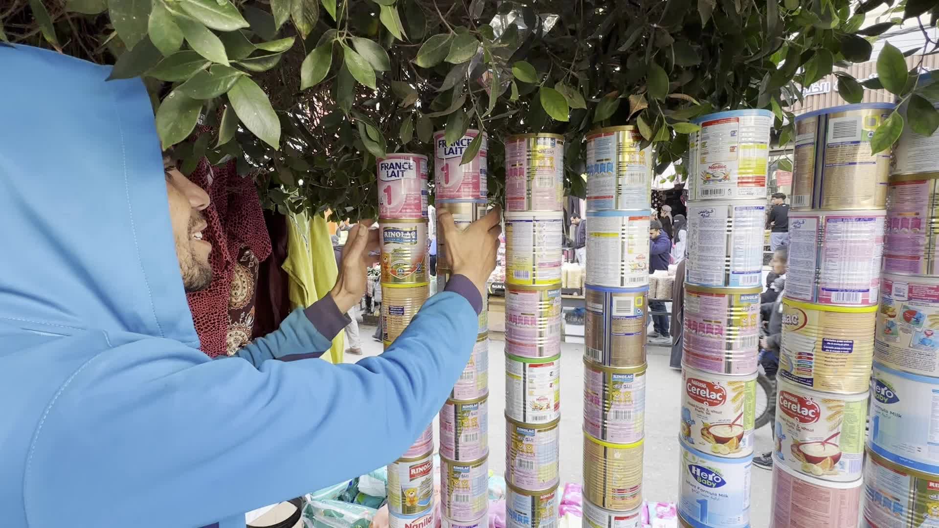 Residents Shop for Vegetables in Deir al-Balah Amid Ongoing Gaza Conflict