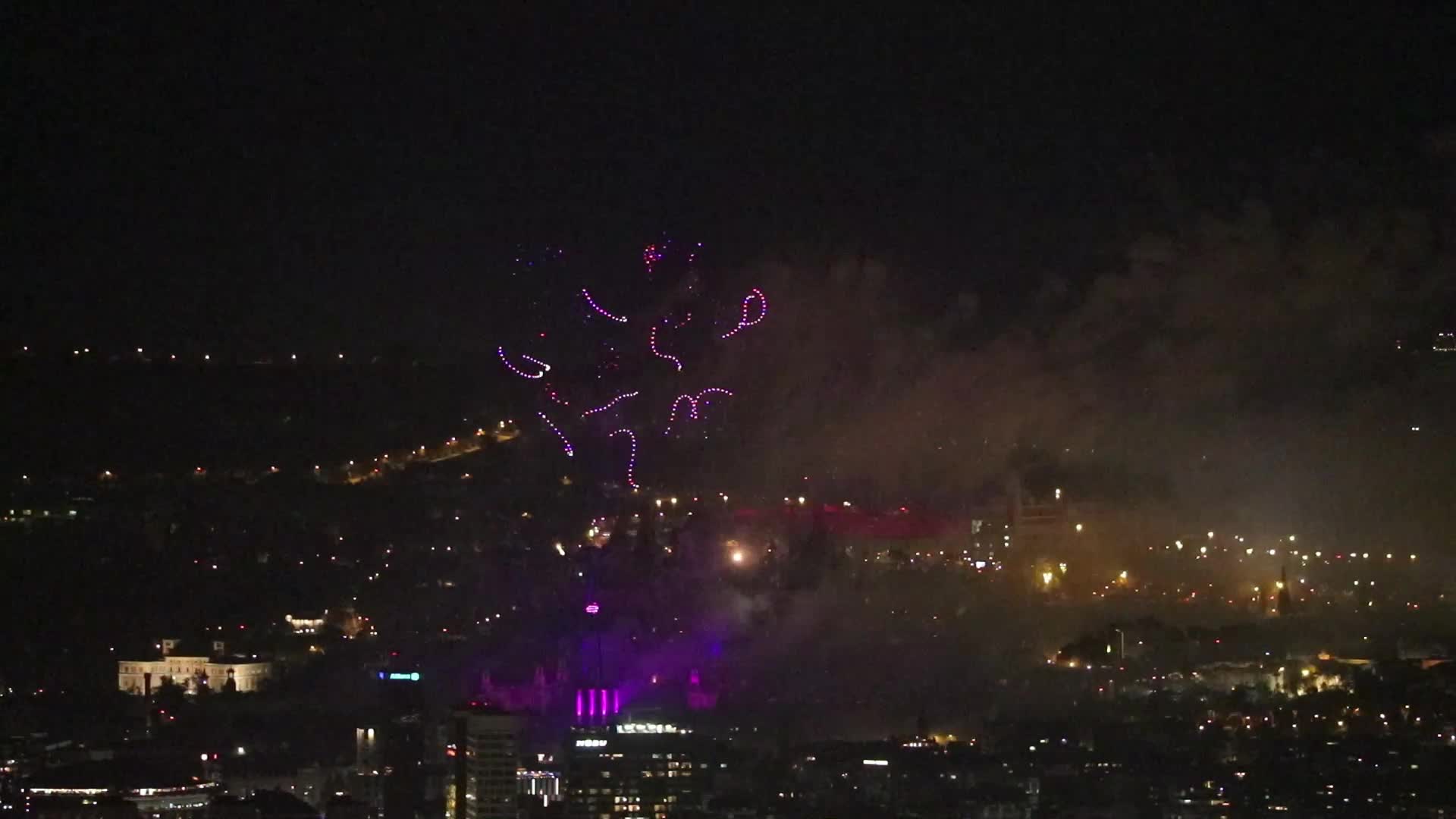 Barcelona welcomes 2025 with a drone and fireworks show