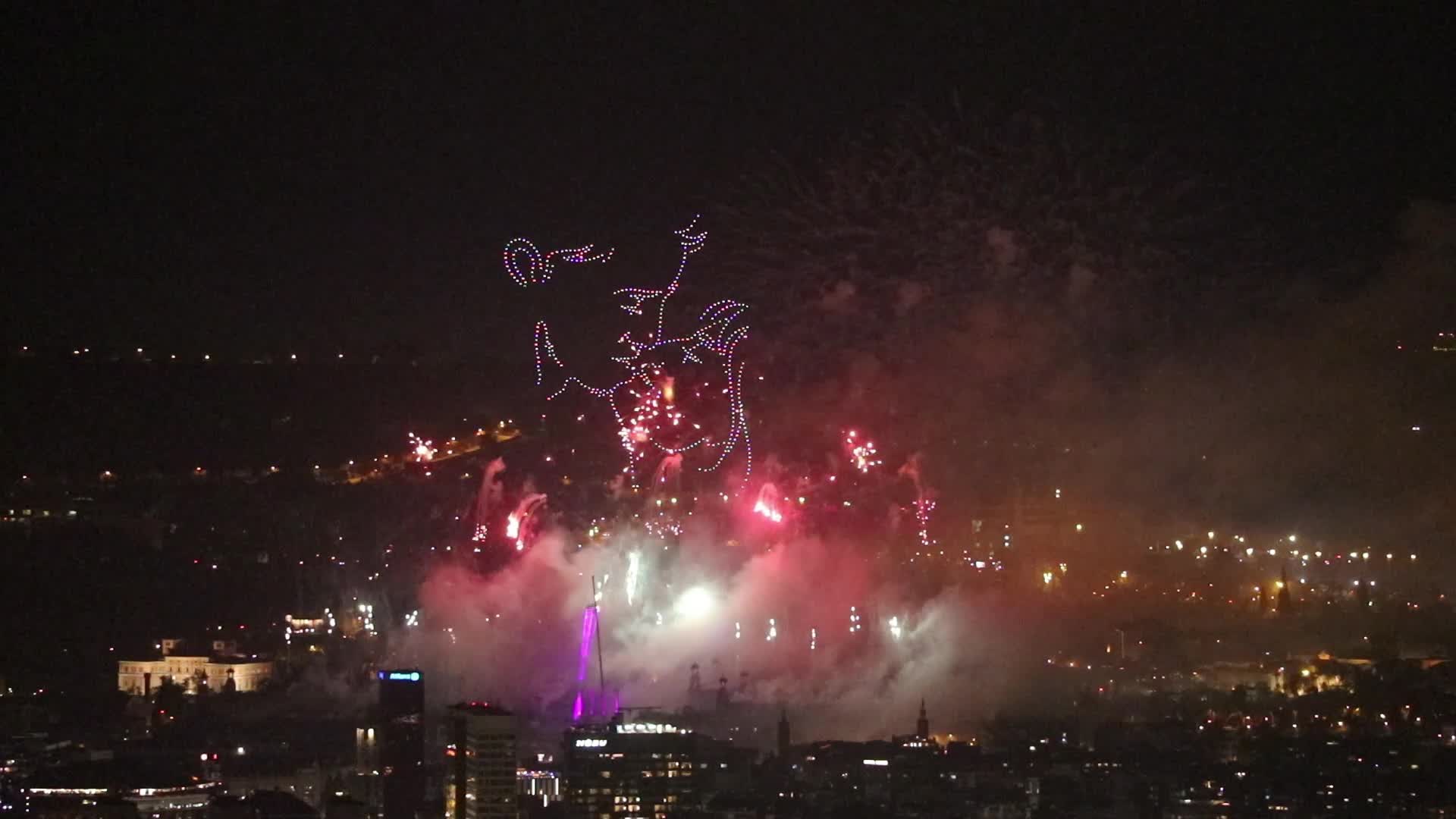 Barcelona welcomes 2025 with a drone and fireworks show