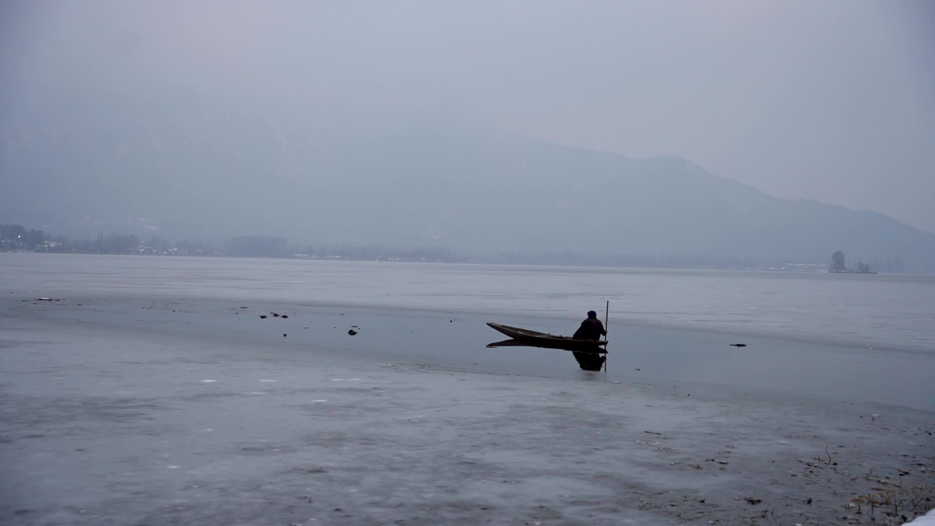 Severe cold wave in Srinagar, India - 01 Jan 2025
