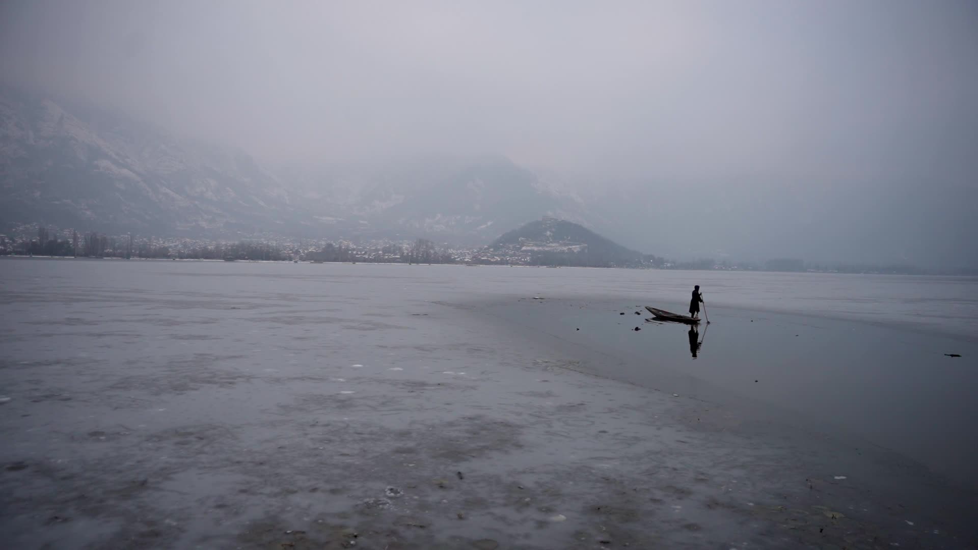 Severe cold wave in Srinagar, India - 01 Jan 2025