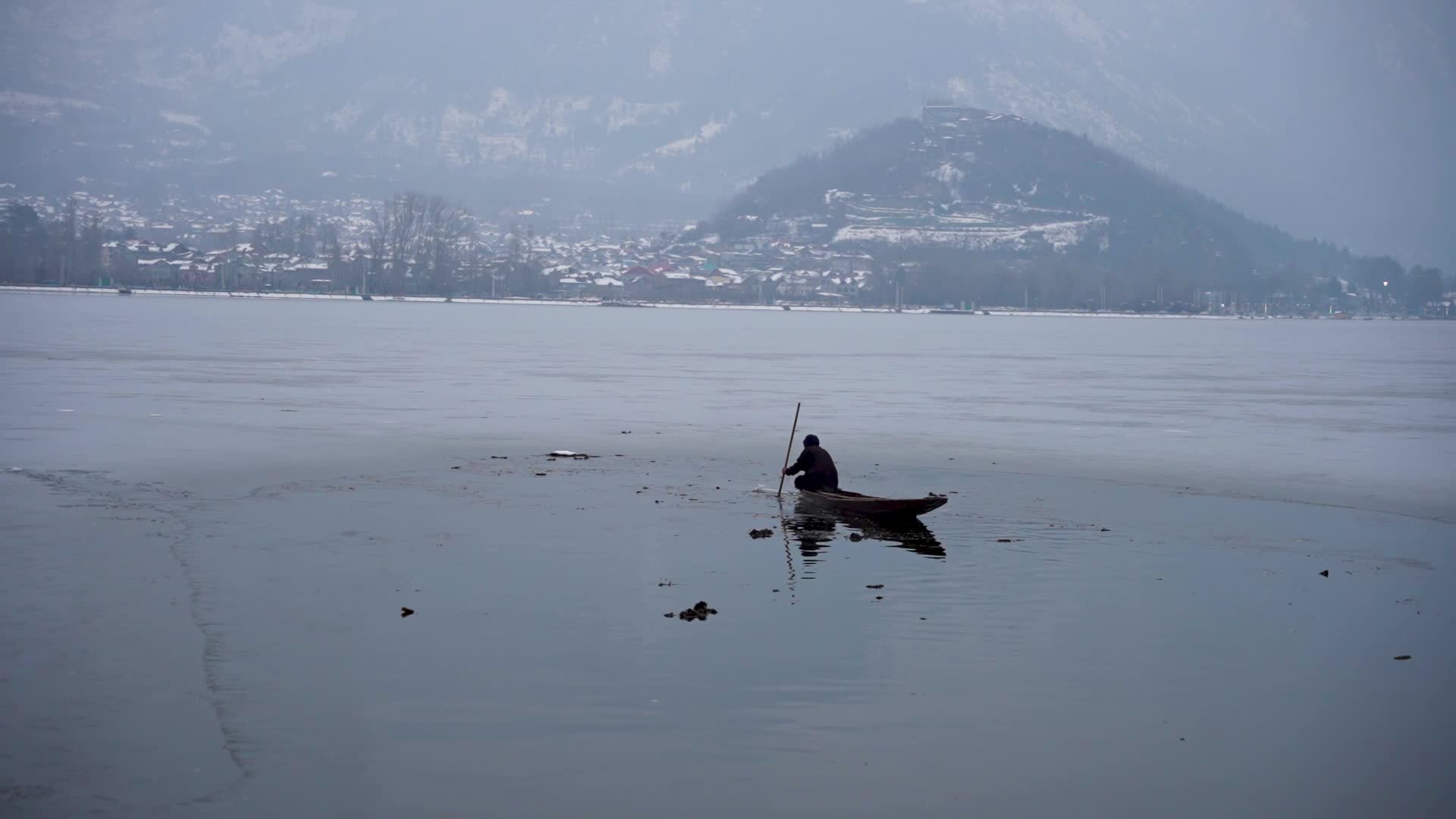 Severe cold wave in Srinagar, India - 01 Jan 2025