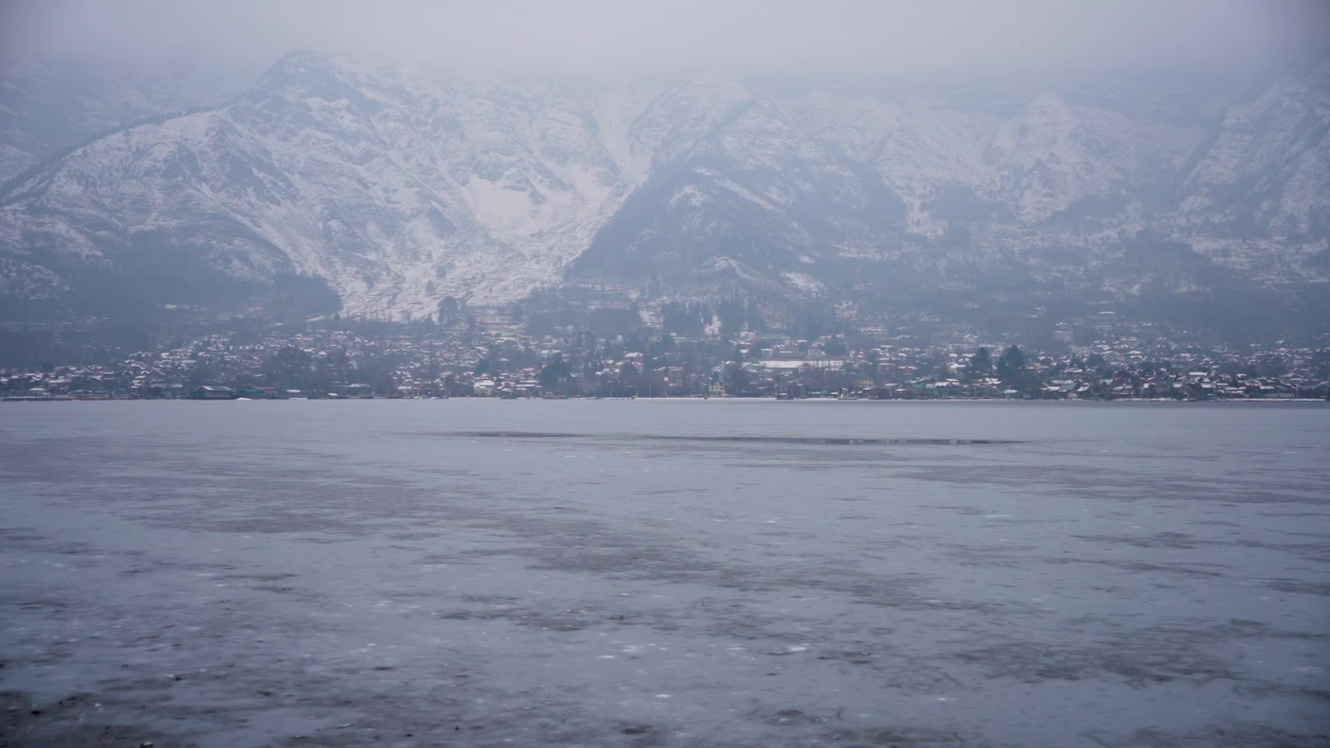 Severe cold wave in Srinagar, India - 01 Jan 2025