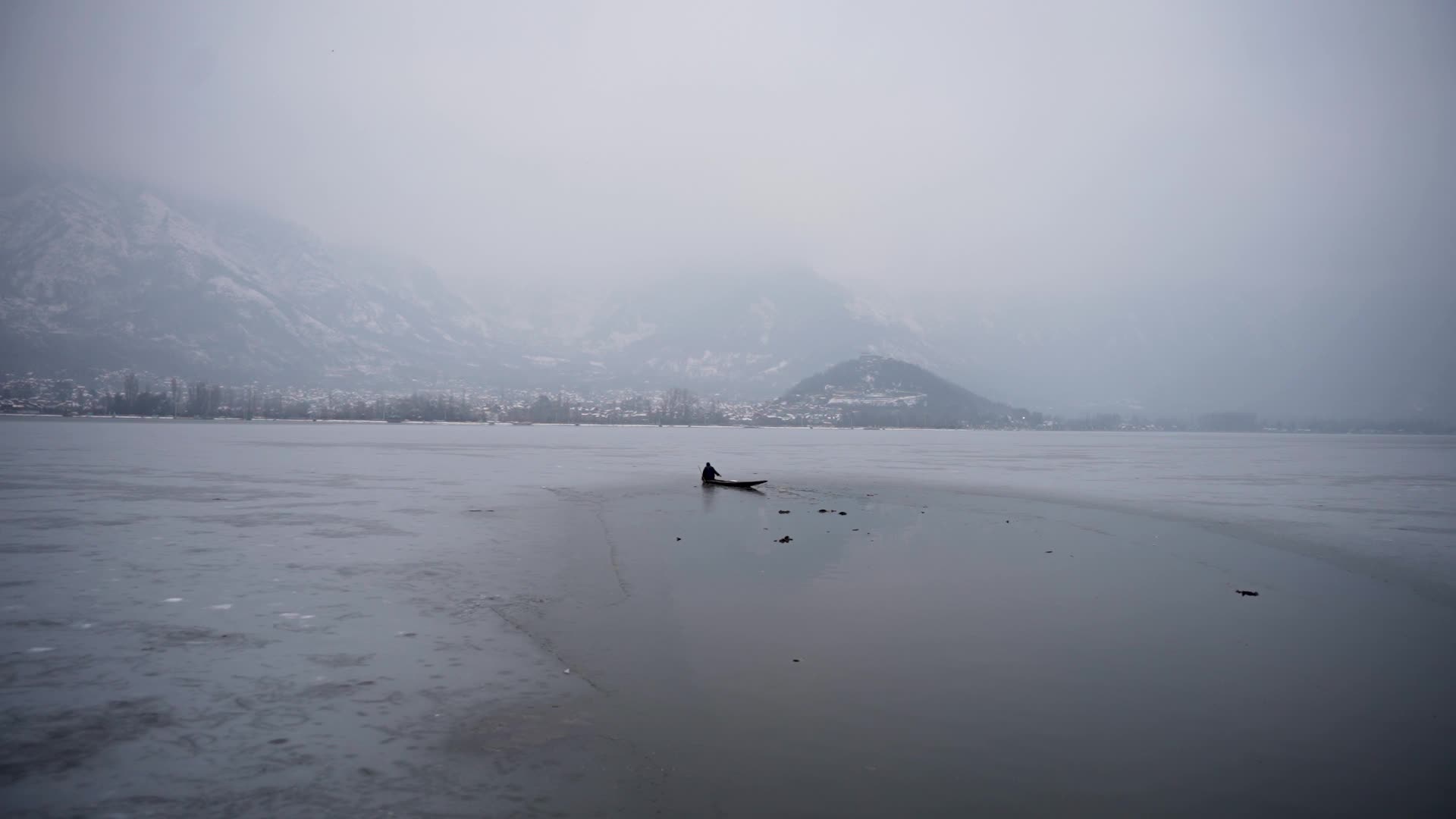 Severe cold wave in Srinagar, India - 01 Jan 2025