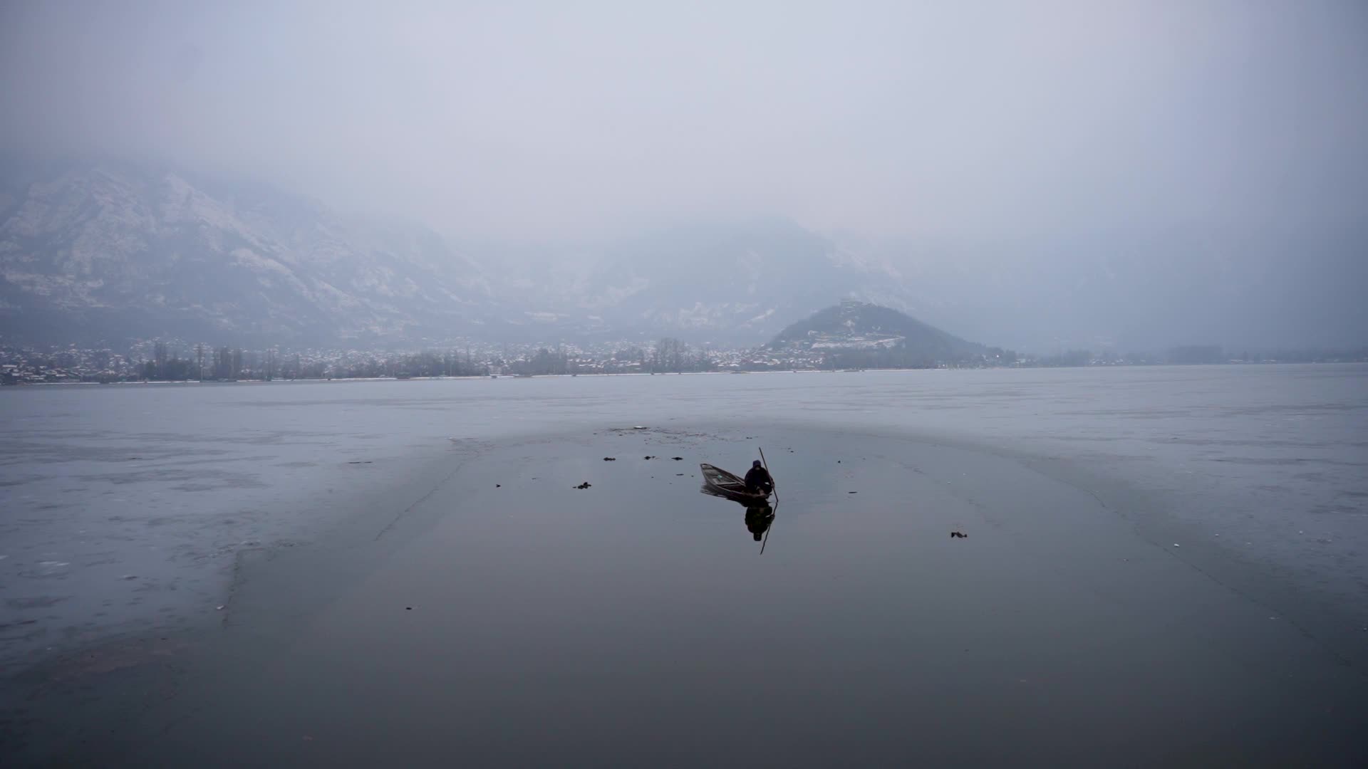 Severe cold wave in Srinagar, India - 01 Jan 2025