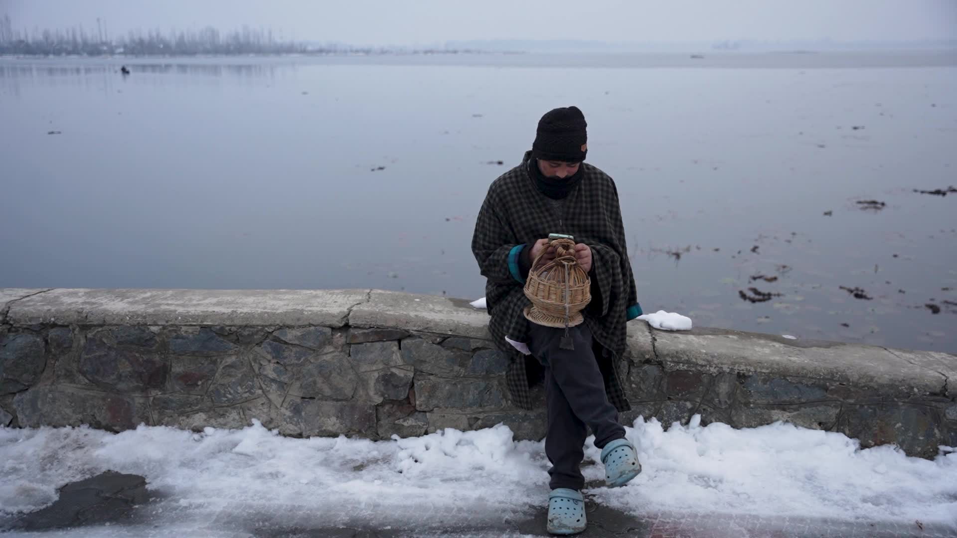 Severe cold wave in Srinagar, India - 01 Jan 2025
