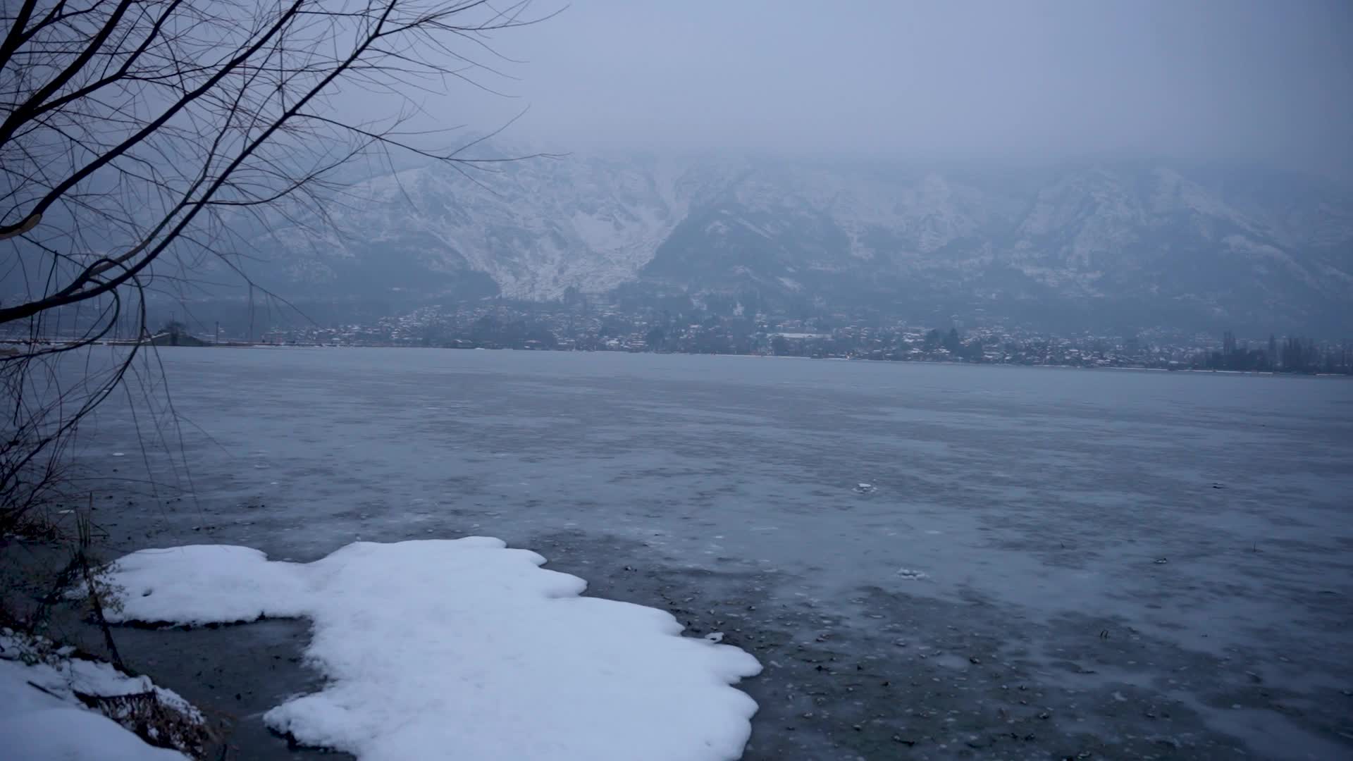 Severe cold wave in Srinagar, India - 01 Jan 2025