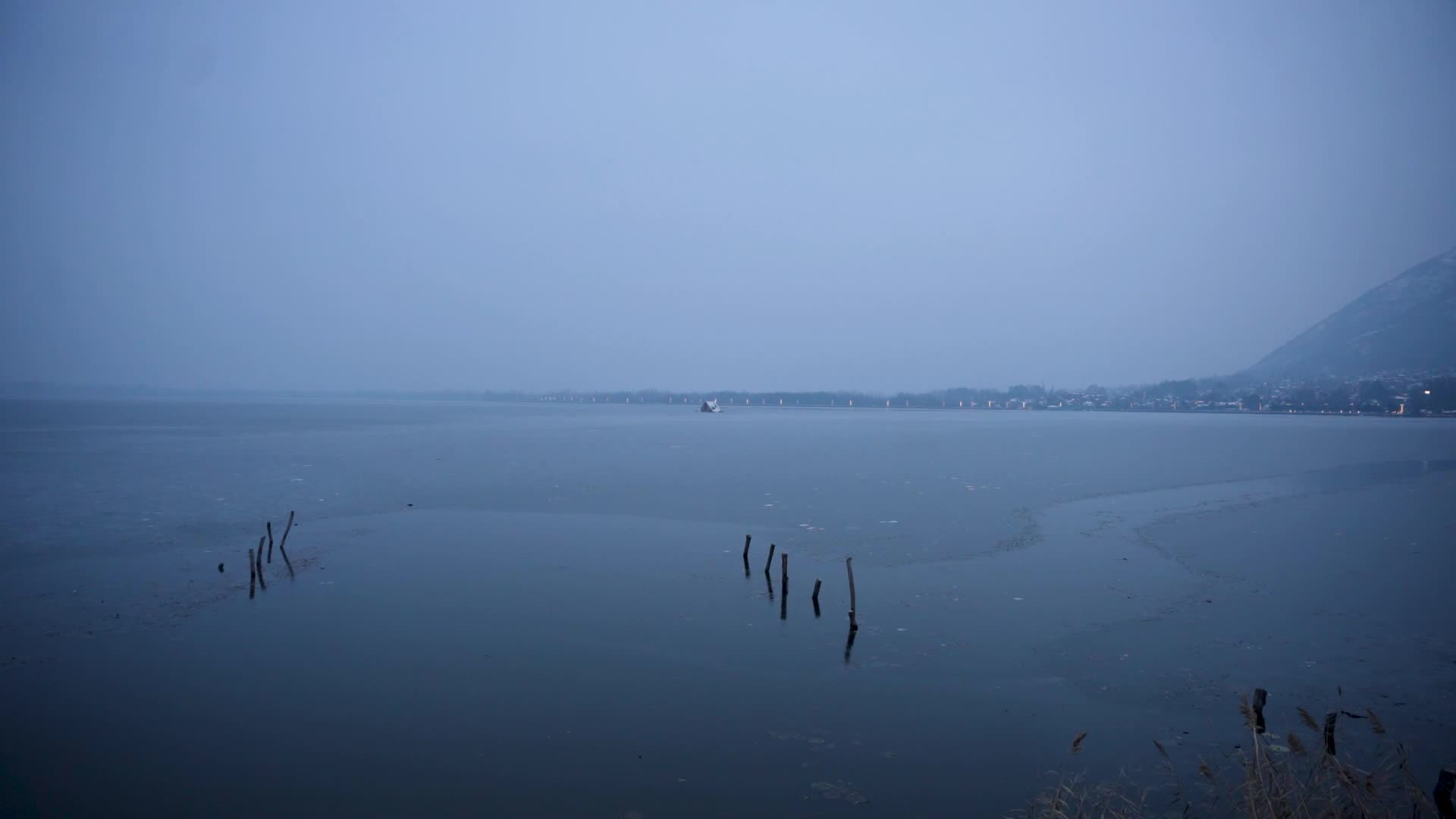 Severe cold wave in Srinagar, India - 01 Jan 2025