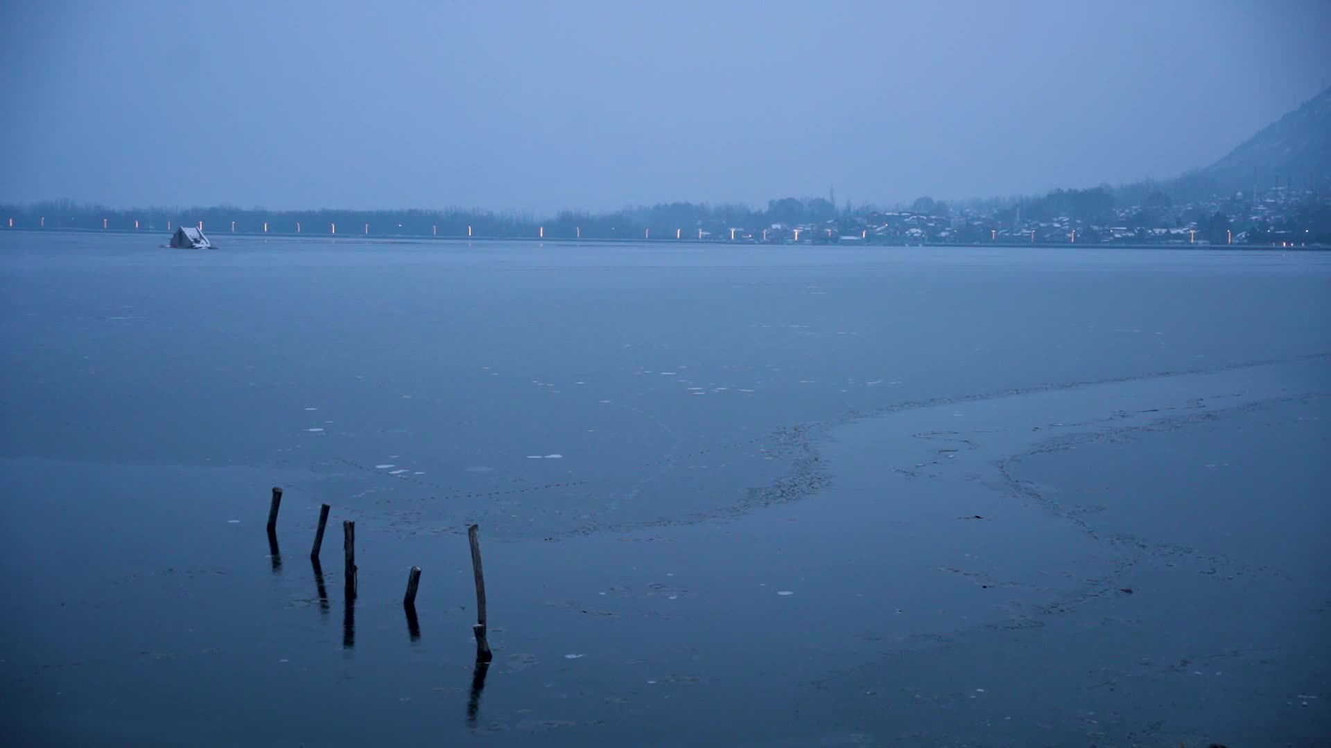 Severe cold wave in Srinagar, India - 01 Jan 2025
