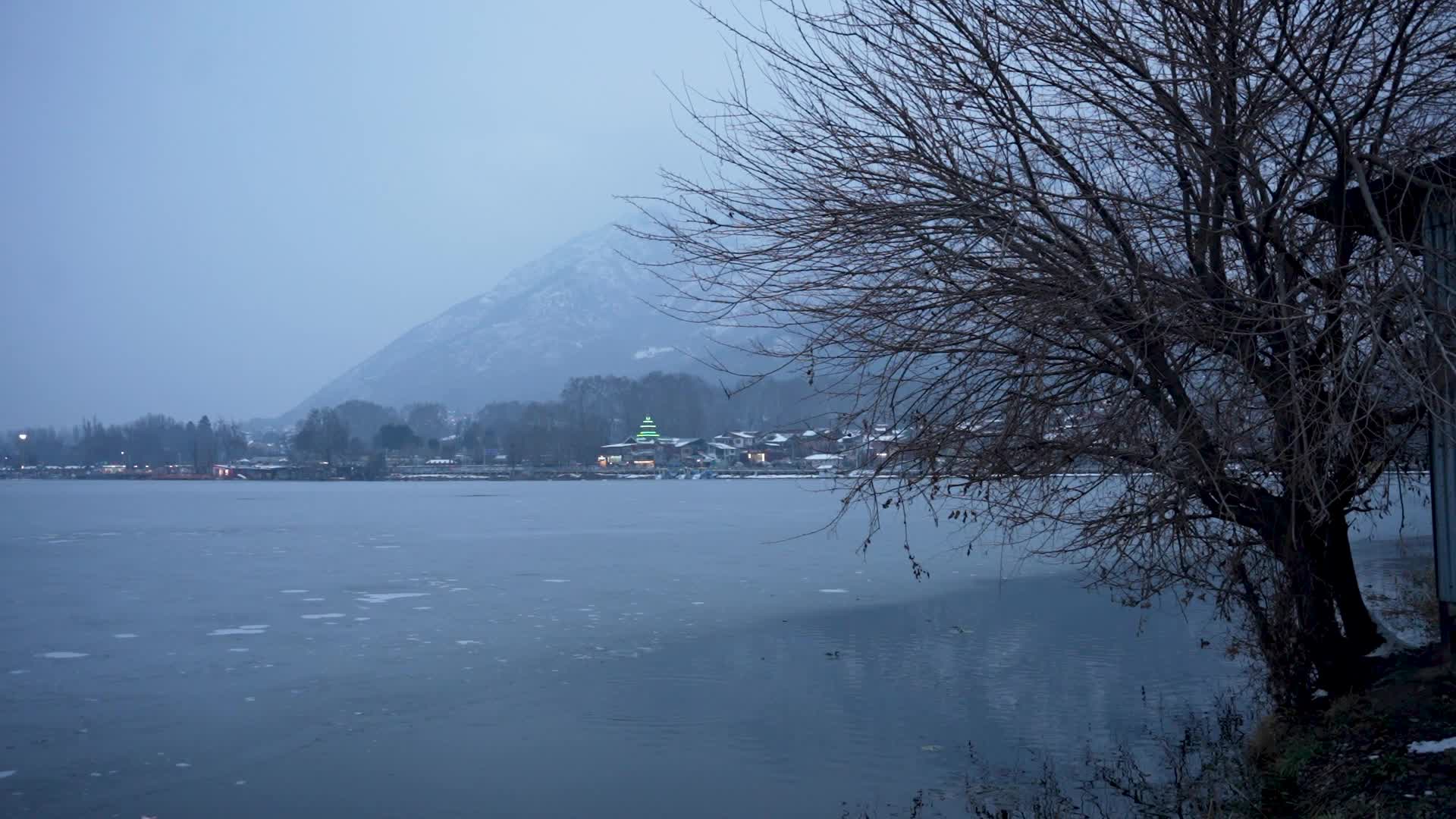 Severe cold wave in Srinagar, India - 01 Jan 2025