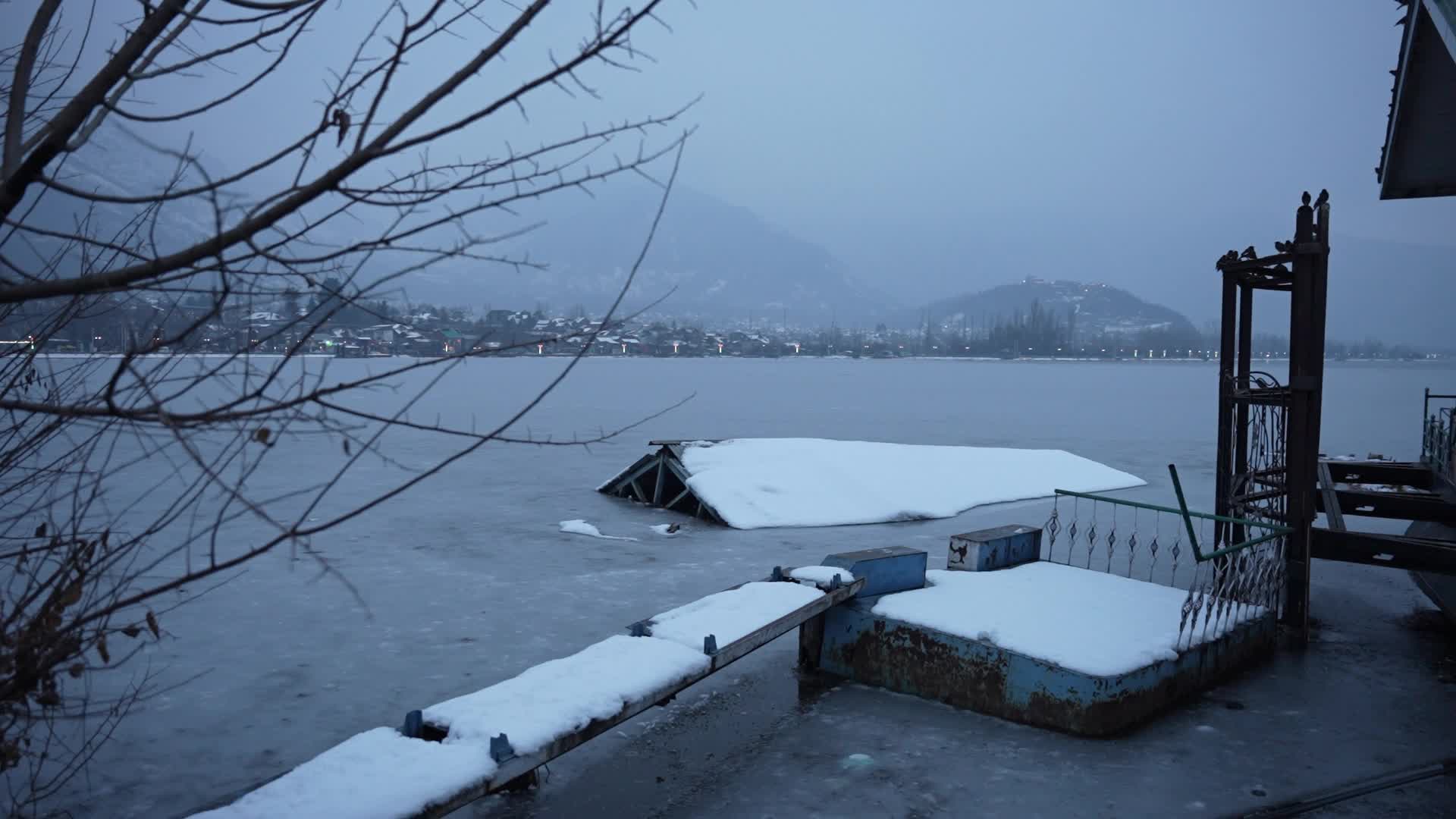 Severe cold wave in Srinagar, India - 01 Jan 2025