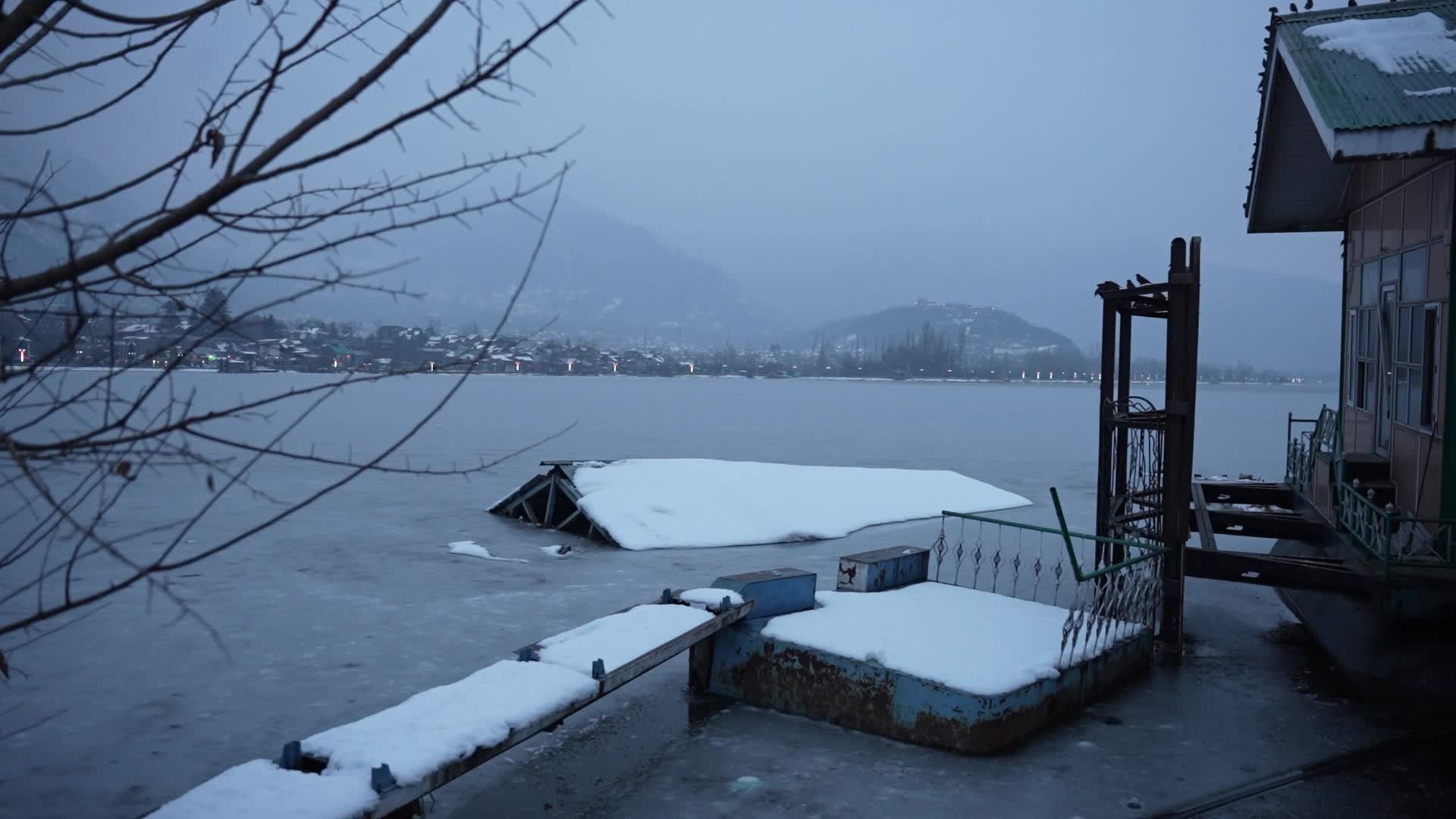 Severe cold wave in Srinagar, India - 01 Jan 2025
