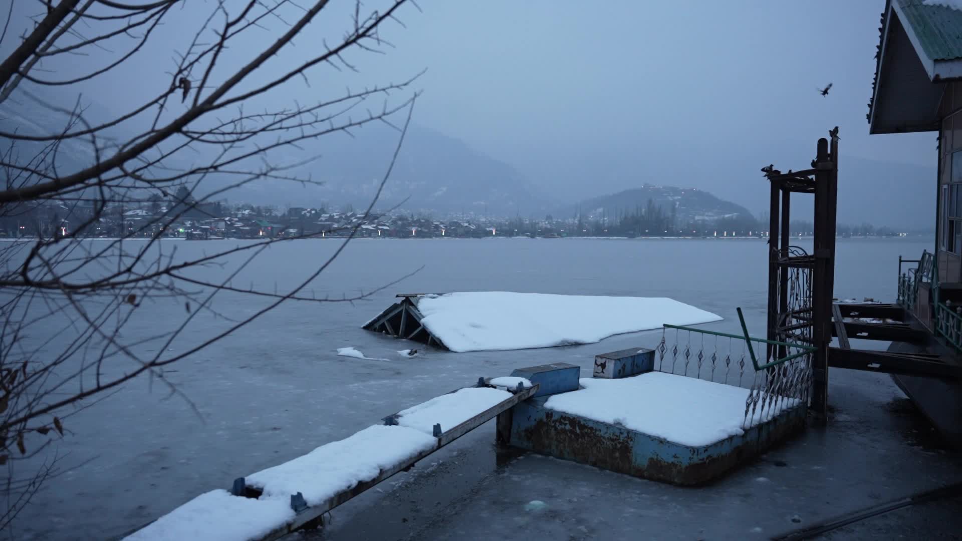 Severe cold wave in Srinagar, India - 01 Jan 2025