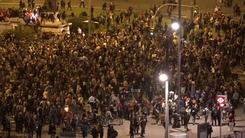 About two thousand people spill soap in the Plaza España in Barcelona