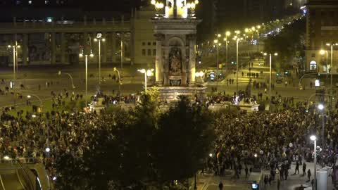 About two thousand people spill soap in the Plaza España in Barcelona